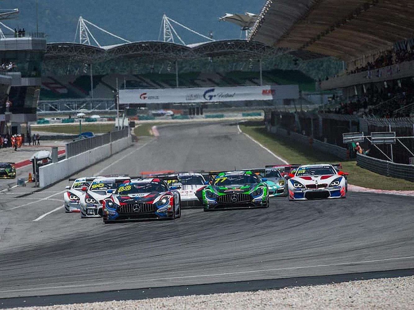 李勇德才剛接觸Mercedes-AMG GT3不久，就能夠徹底掌握車輛的特性與優勢，在賽場上過關斬將。圖片中編號88的領先車即為李勇德駕駛。（圖片提供：李勇德）