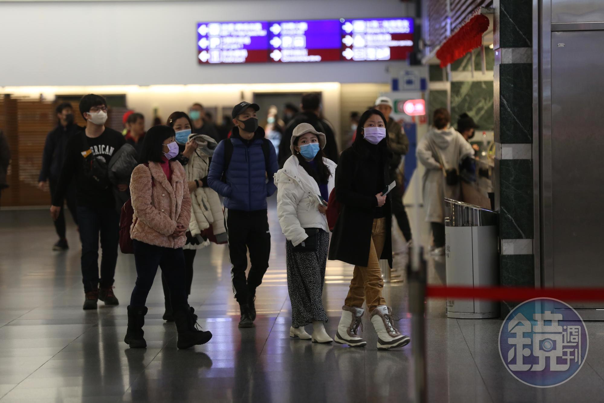 武漢肺炎疫情日漸嚴峻,民眾外出皆戴上口罩。(示意圖)