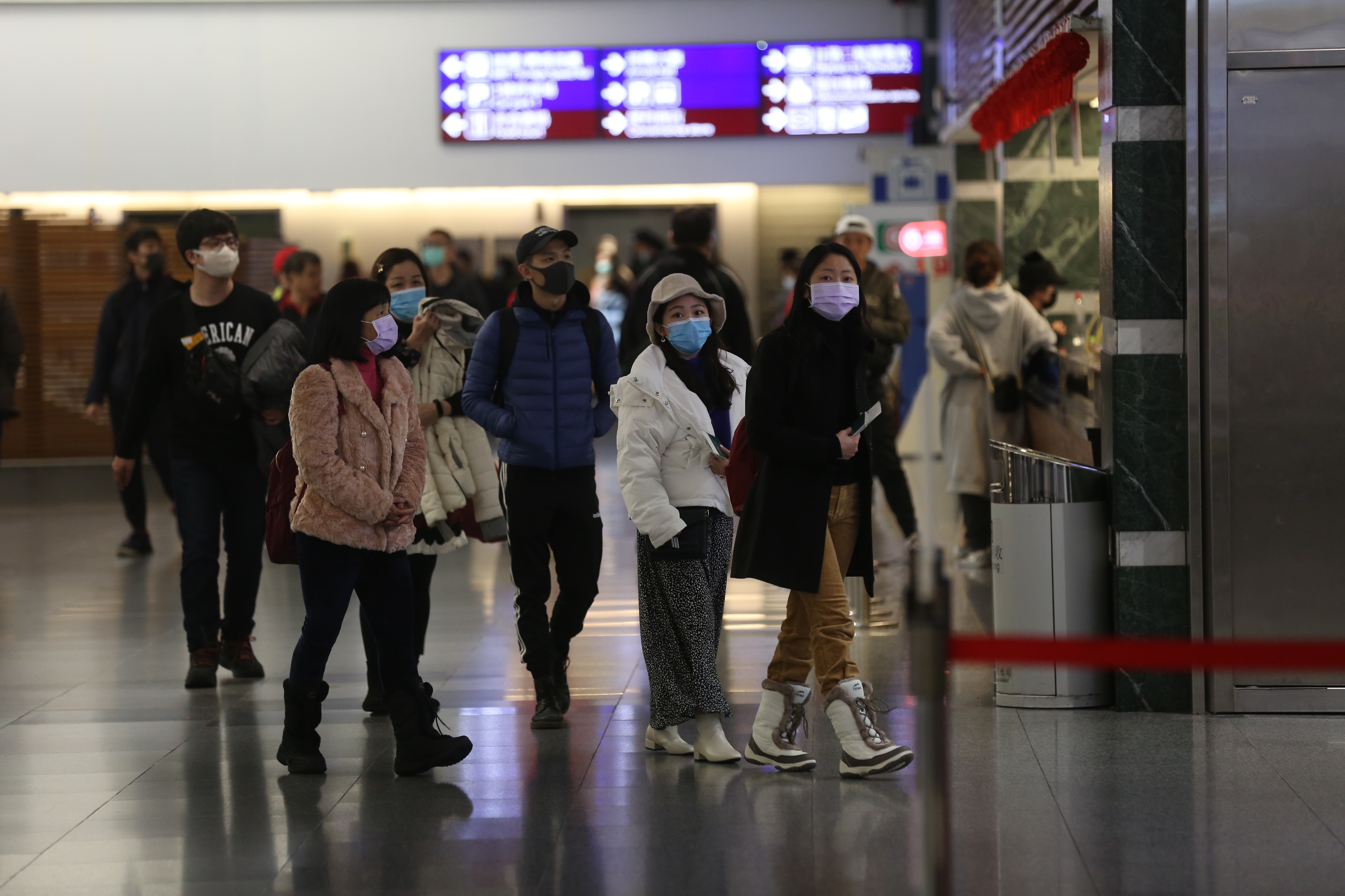 武漢肺炎疫情日漸嚴峻，民眾外出皆戴上口罩。（示意圖）