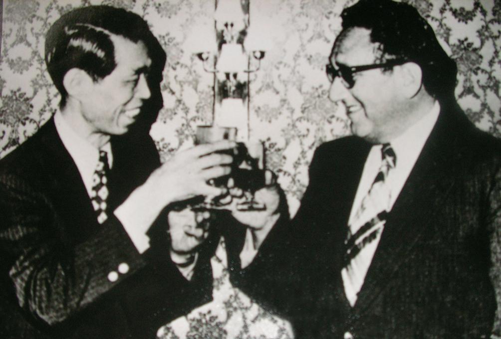 美國前國務卿季辛吉（右）是紐約彭園的常客，嗜吃左宗棠雞，後與彭長貴（左）結為好友。（彭鐵誠提供）