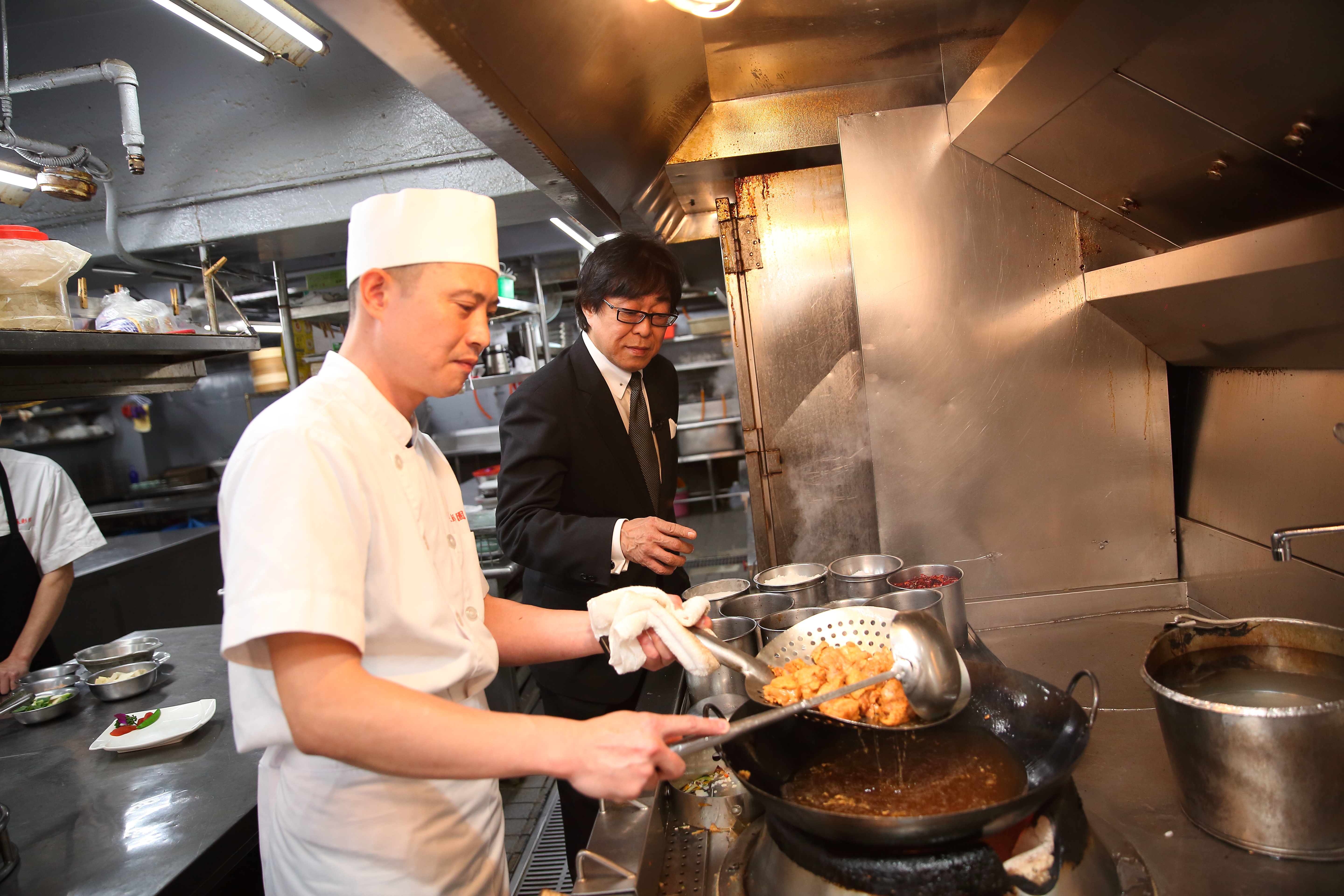 彭鐵誠（右）每天都會在自家餐廳用餐，如果覺得味道有偏，會特意進廚房了解狀況。