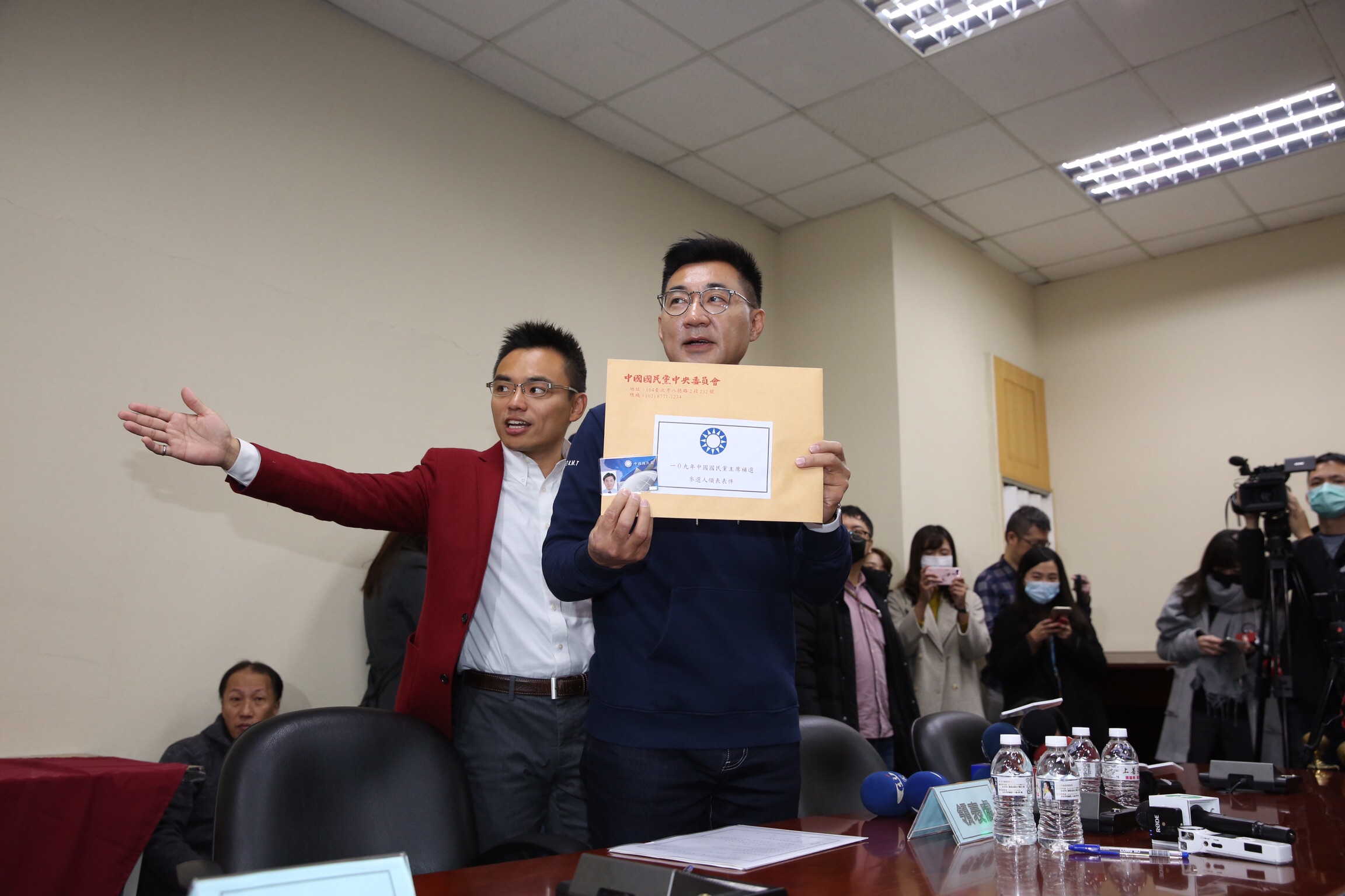 大年初六開工，國民黨舉行新春團拜後，青壯派立委江啟臣就搶頭香率先領表參加黨主席補選。