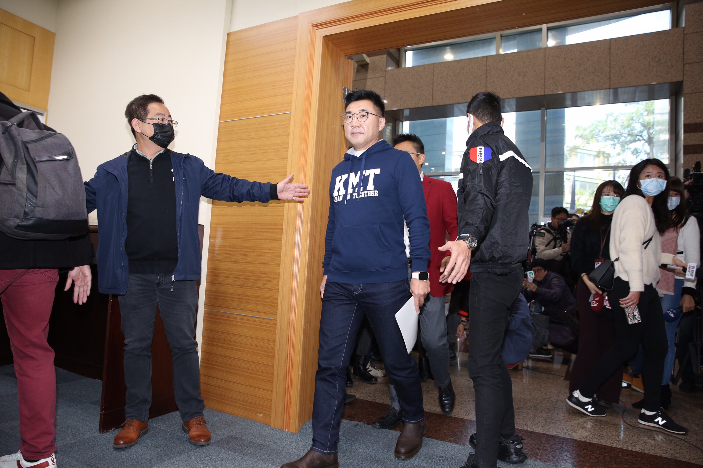 江啟臣現身中央黨部1樓，並帶領助理拿著登記作業費200萬元現金，前往領表參選黨主席。
