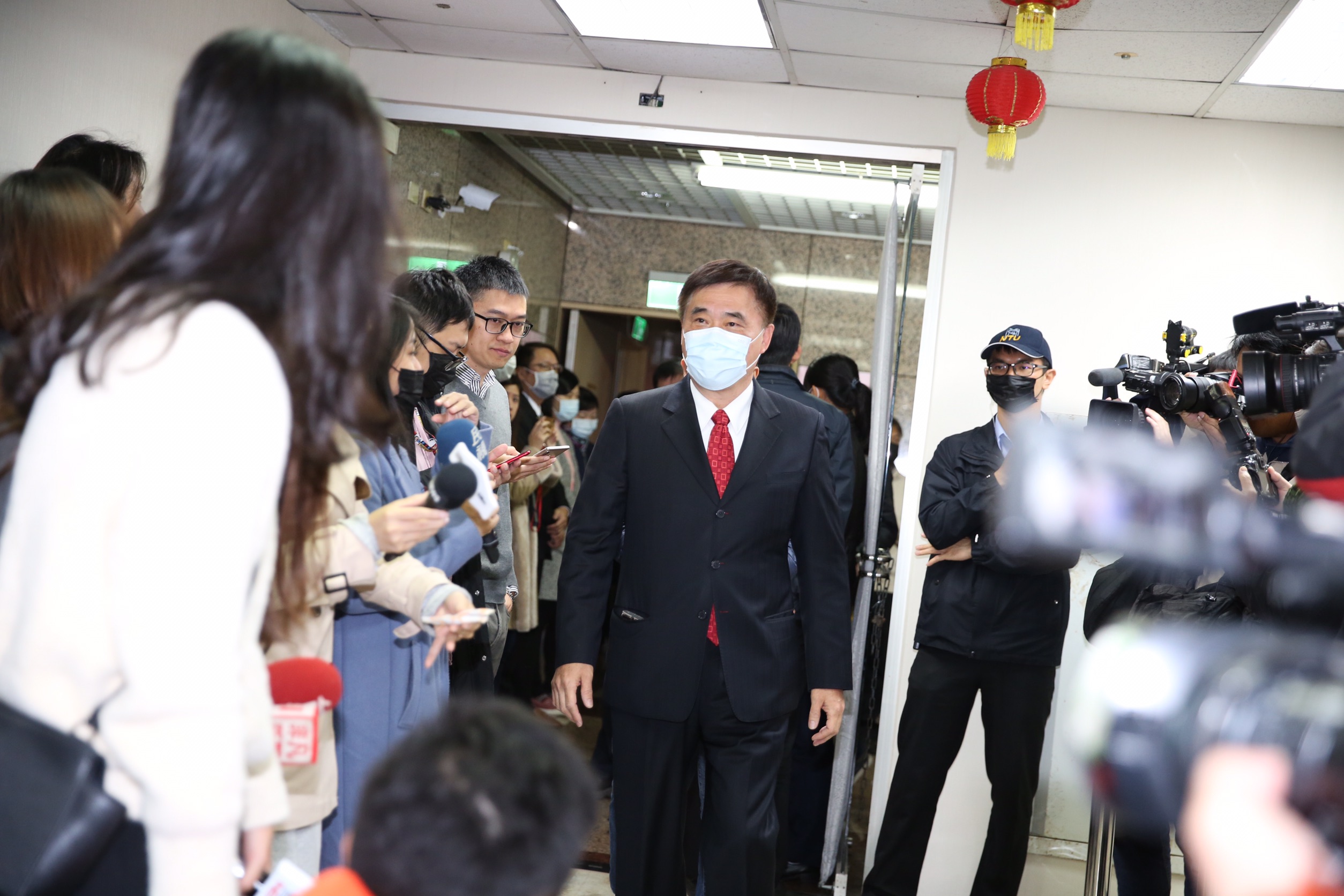 大年初六開工，國民黨舉行新春團拜，郝龍斌也前往參加，預計他將於明日領表參加主席補選。