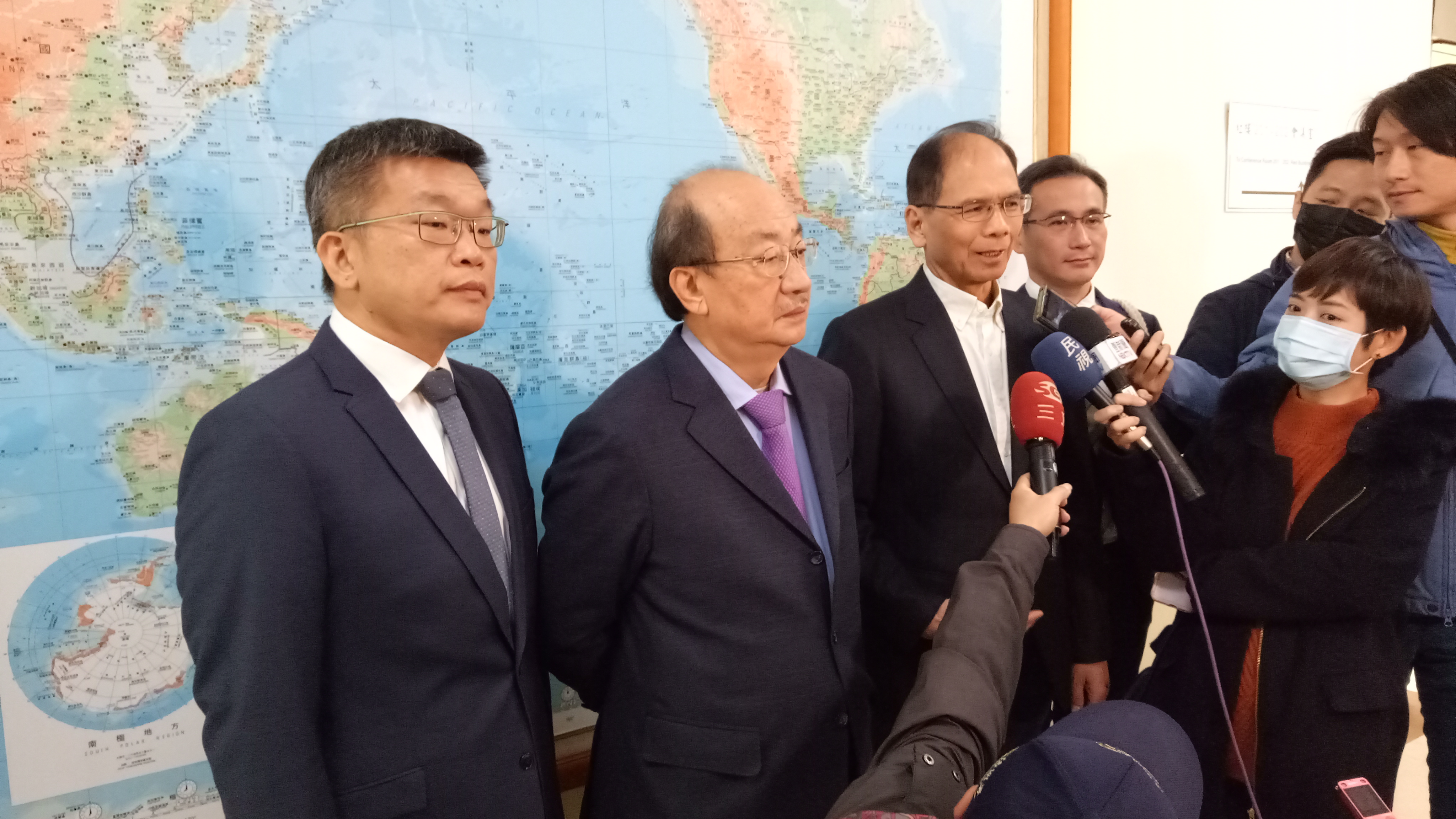 民進黨團決議由游錫堃（左3）搭配蔡其昌（左1）競選第10屆立法院正副院長。