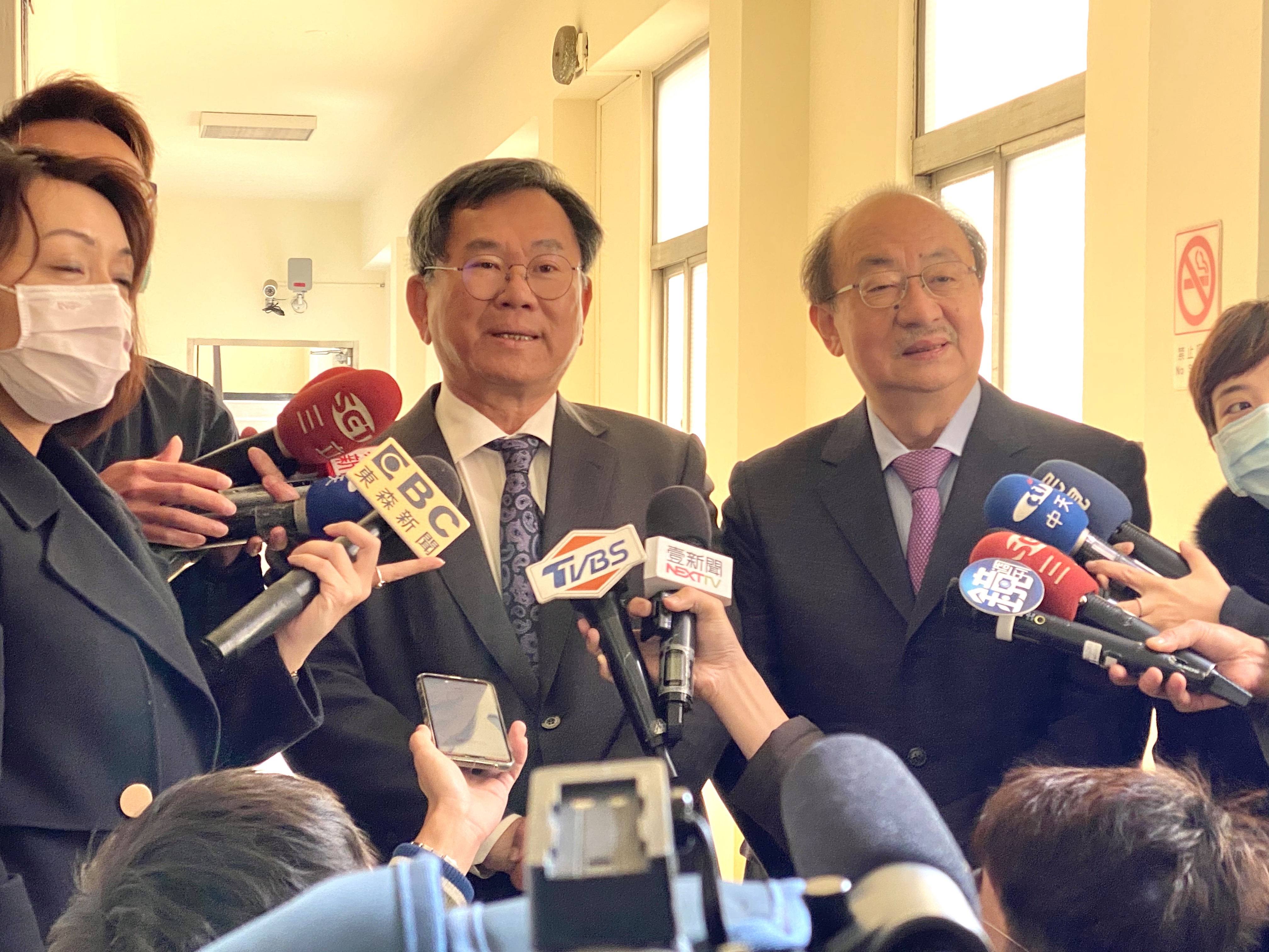 民進黨團總召柯建銘昨與陳明文溝通後,順利續任總召。