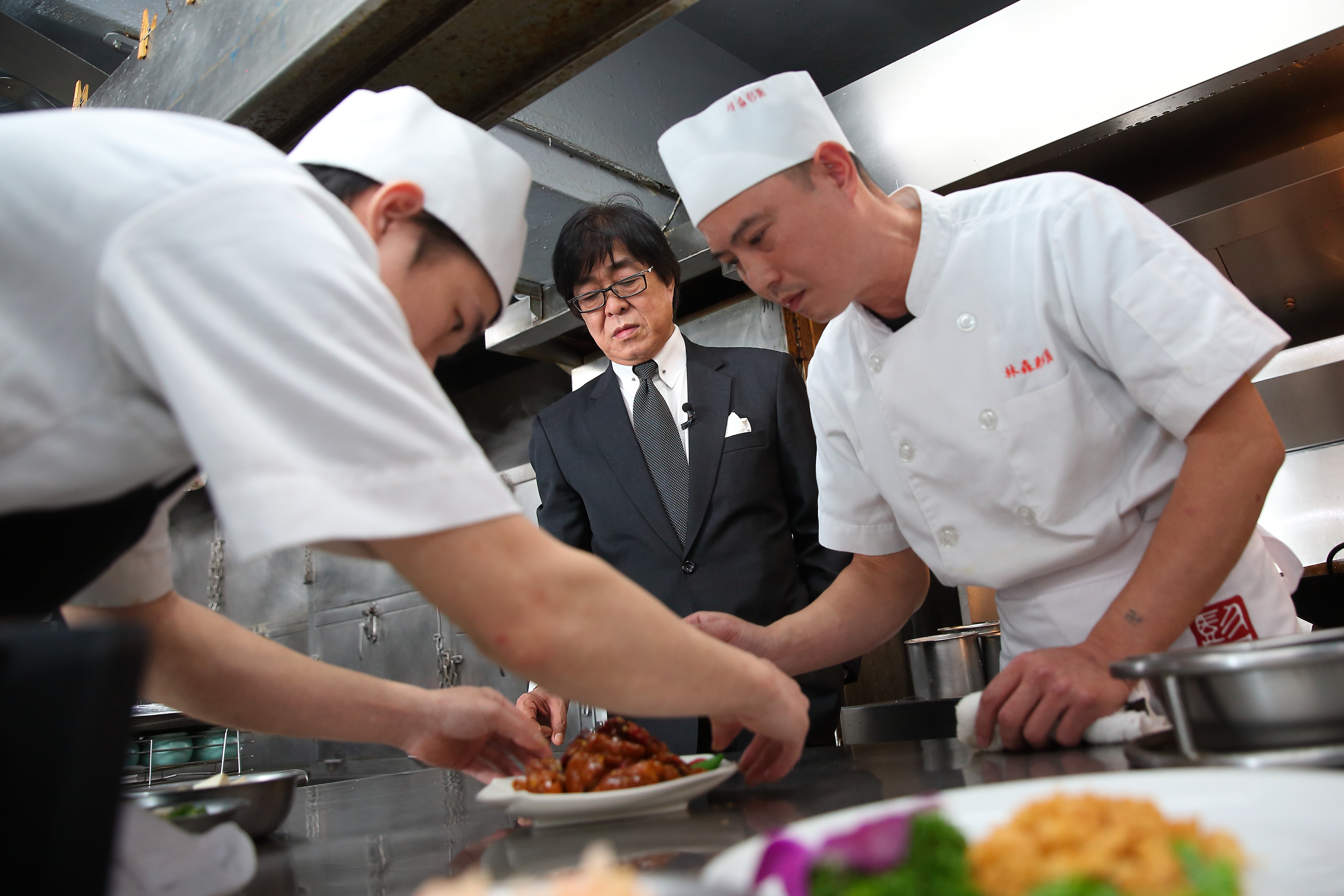 進入餐飲業後彭鐵誠幾乎沒放過假，每天都會到餐廳巡視、吃飯試菜。