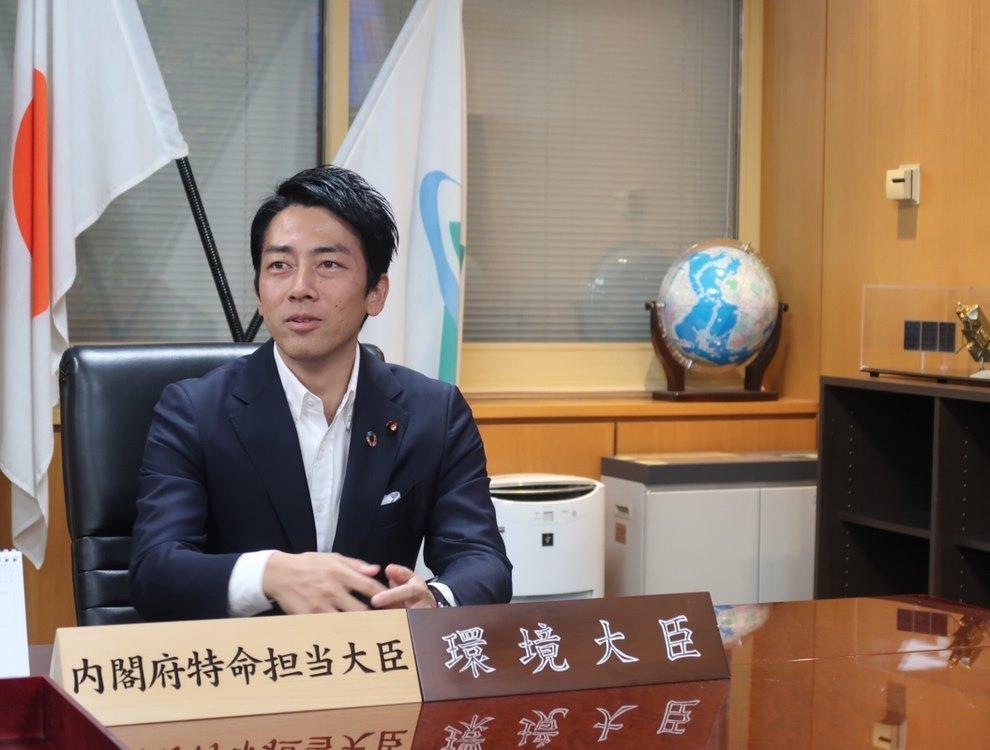 小泉進次郎以政治經費的名義，跟人妻開房而且對方疑似因此離婚。（翻攝小泉進次郎臉書）