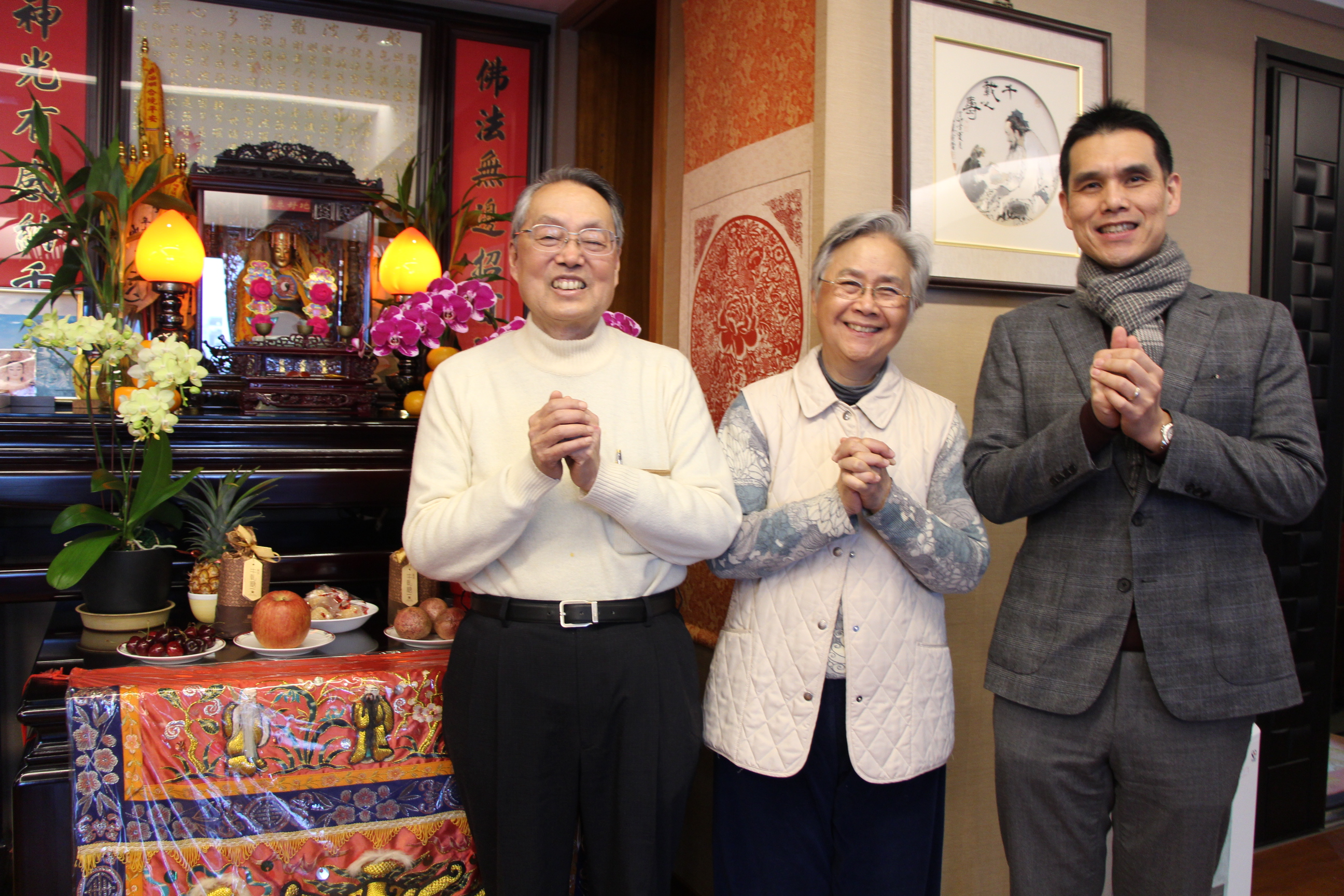 宏碁集團創辦人施振榮與夫人葉紫華、施宣輝（小牛哥）一起透過網路視訊向大家拜年。（施振榮辦公室提供）