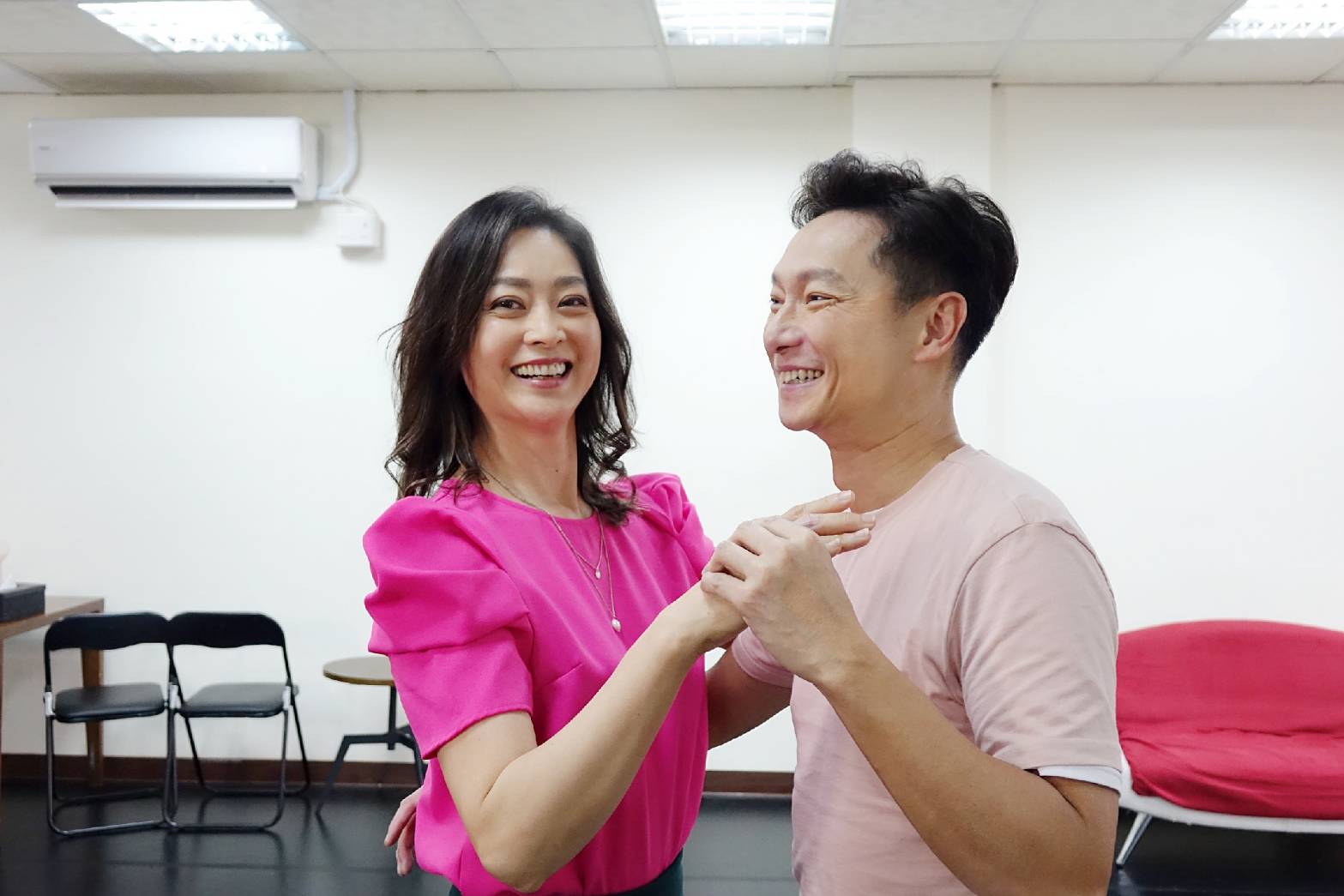 在劉瑞琪眼中，外表年輕的謝祖武稱得上是鮮肉等級，排戲過程她常被撩到。（全民大劇團提供）