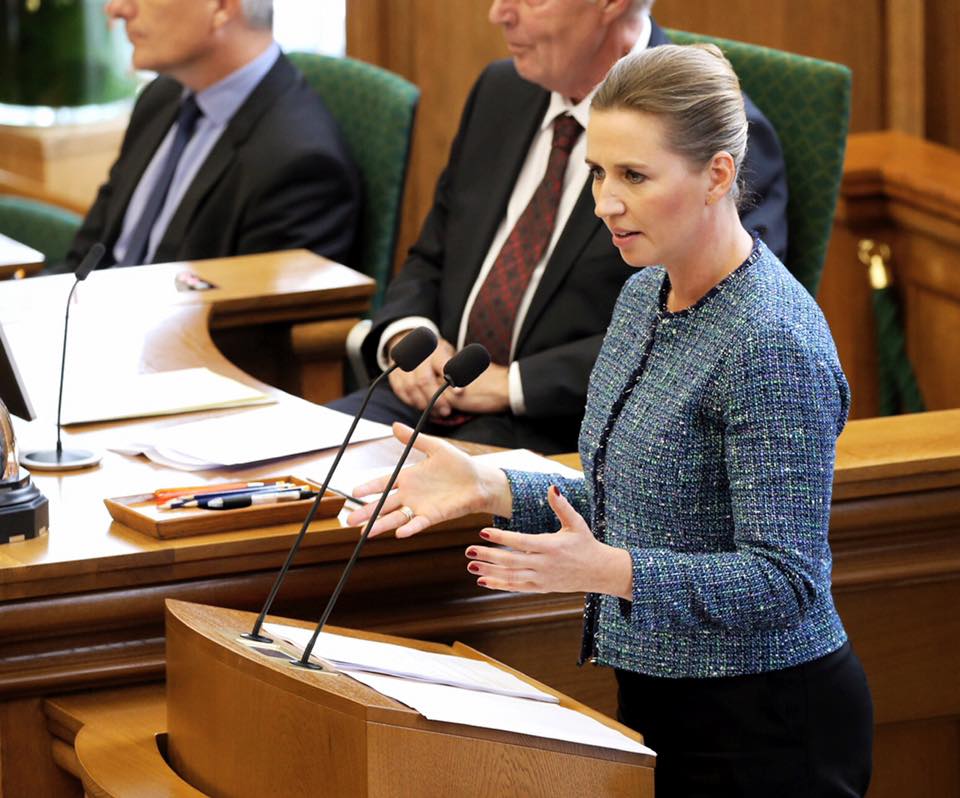 丹麥總理佛瑞德里克森拒絕為諷刺漫畫道歉，她強調言論自由和諷刺漫畫都是丹麥的傳統，未來也會持續。（翻攝自Mette Frederiksen臉書）