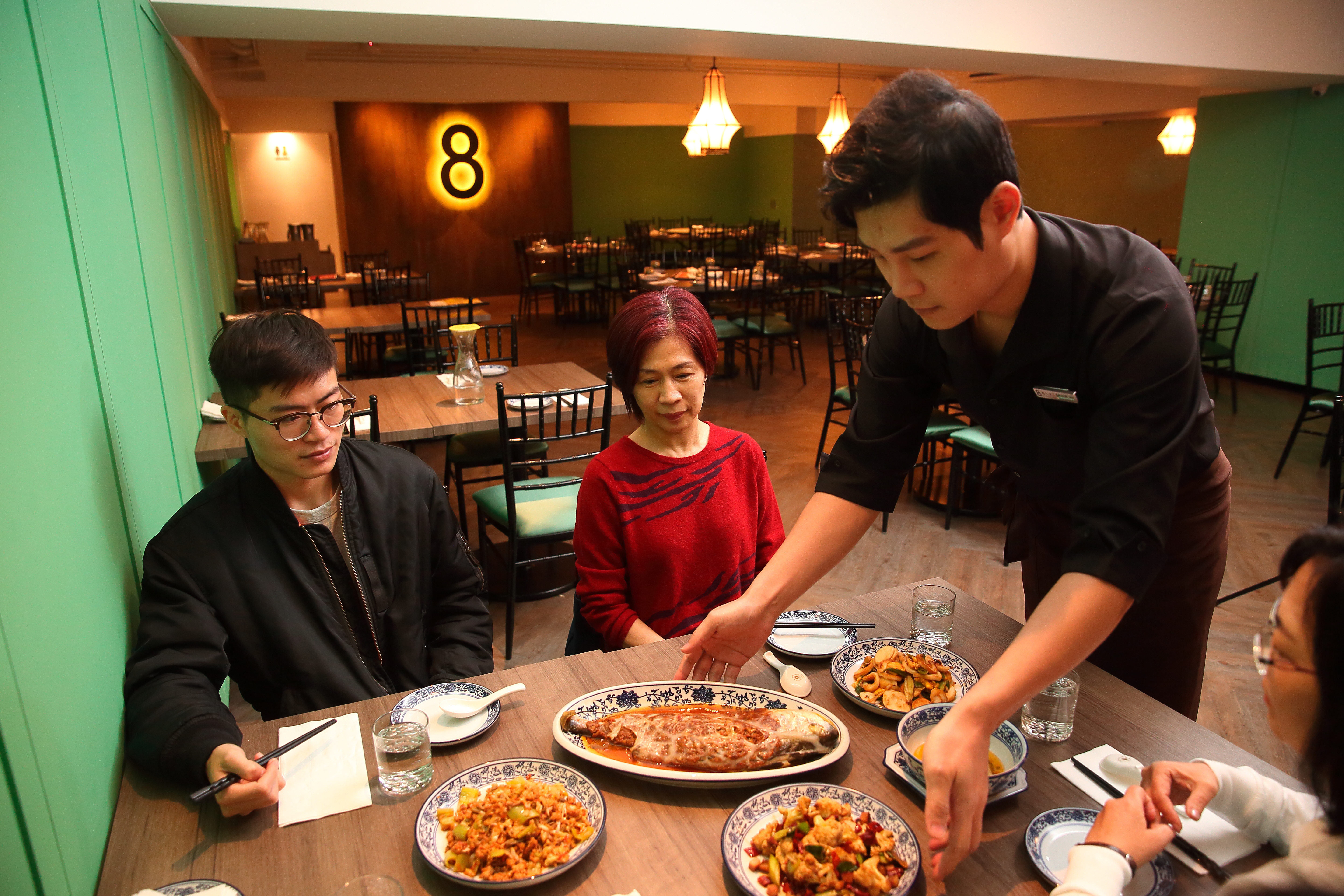 湘八老是彭園旗下新品牌，保留湘菜料理的酸、辣、鹹，但口味經過調整，較為清爽不油，份量也較小，鎖定年輕客群。