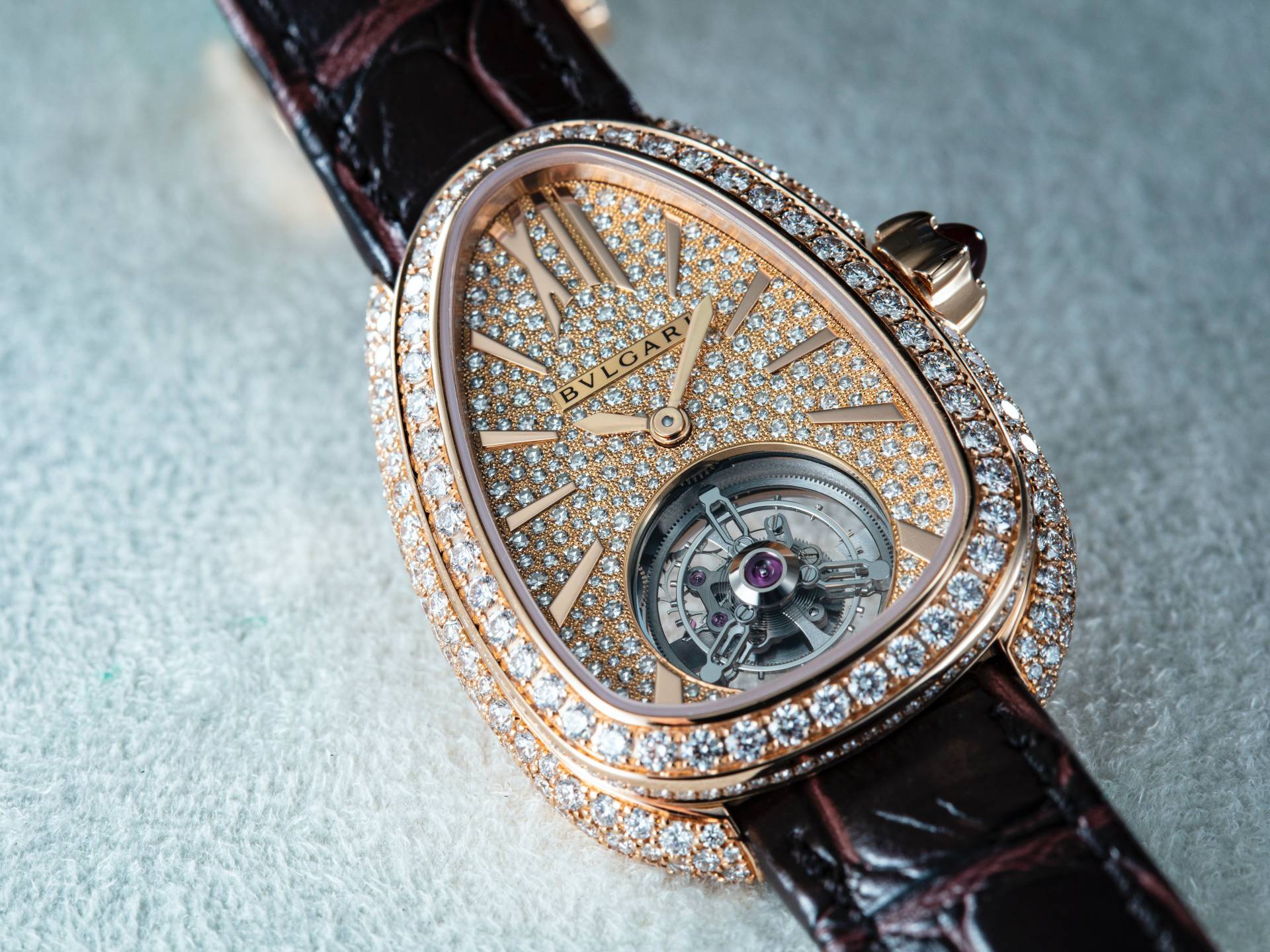 寶格麗這款以著名蛇形腕錶為基礎打造的女用陀飛輪結構，不僅是市場上量產錶款最小的陀飛輪，機芯還呈現蛇頭造型，與錶殼完全配合。雖然機芯體積微小，動力儲存仍達40小時，轉動傾斜6度的龍頭即可為它上鏈，讓女生們也可以享受機械錶的樂趣。功能：時、分顯示；機芯：手上鏈機芯；定價：約NT$2,500,000（玫瑰金款）；約NT$2,620,000（白K金款）