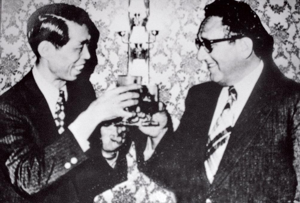 美國前國務卿季辛吉（右）是紐約彭園的常客，嗜吃左宗棠雞，後與彭長貴（左）成為好友。（彭鐵誠提供）