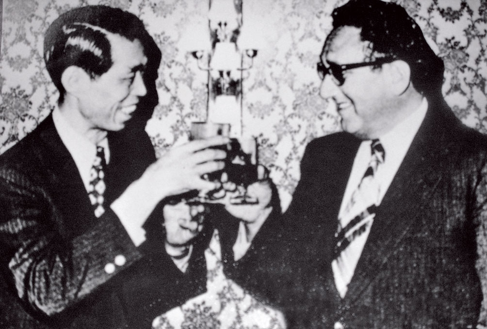 美國前國務卿季辛吉（右）是紐約彭園的常客，嗜吃左宗棠雞，後與彭長貴（左）成為好友。（彭鐵誠提供）