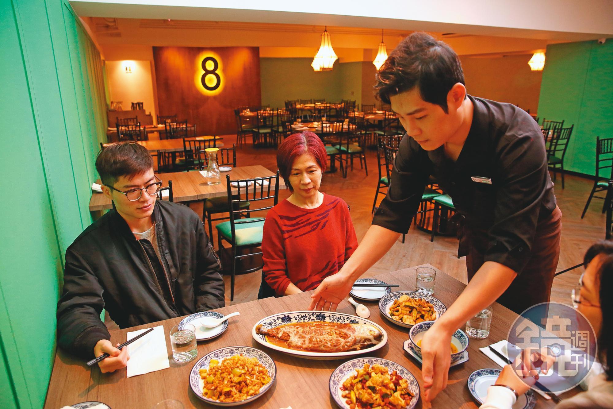 湘八老是彭園旗下新品牌，保留湘菜料理的酸、辣、鹹，但口味經過調整，較為清爽不油，份量也較小，鎖定年輕客群。
