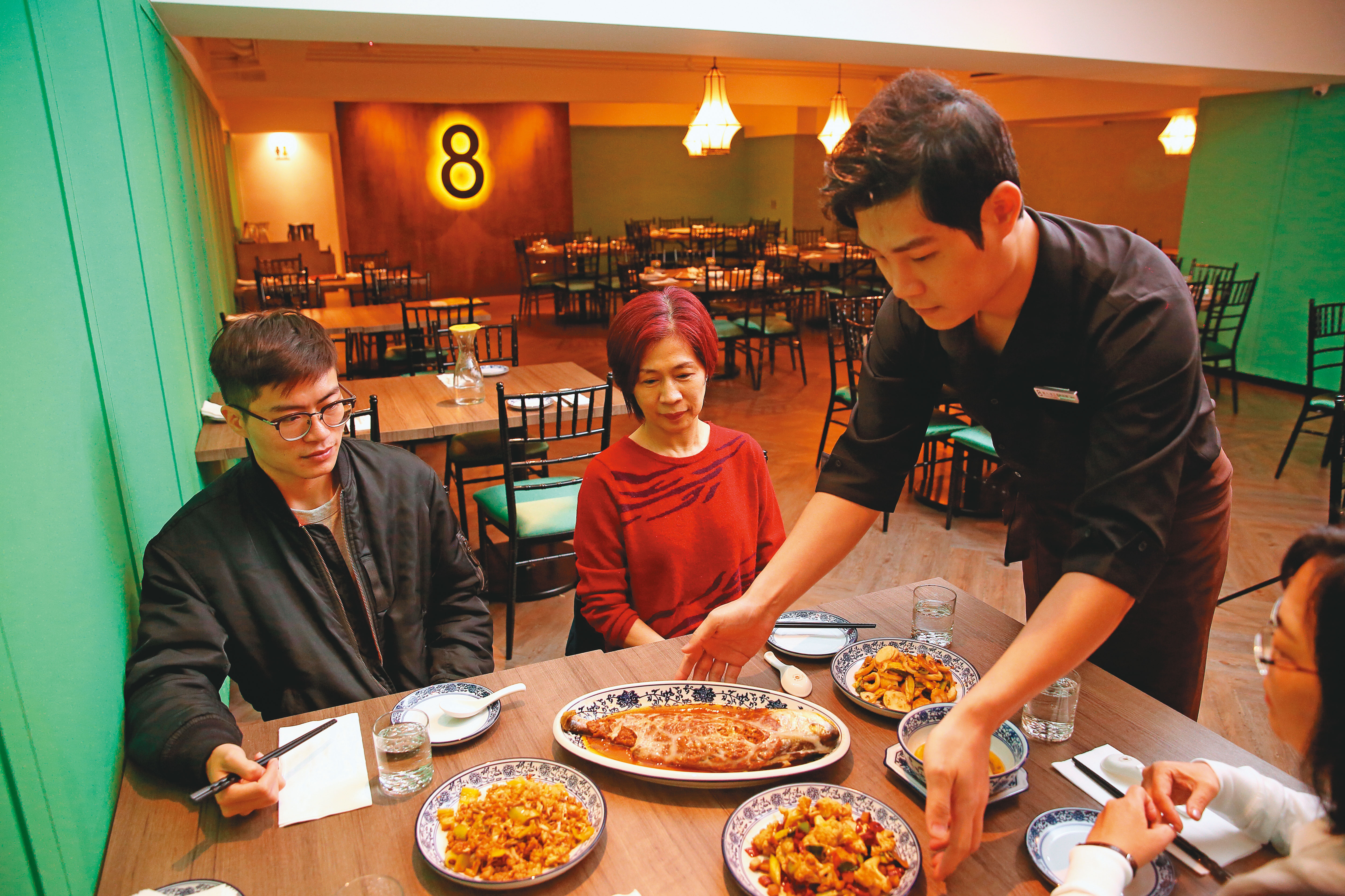 湘八老是彭園旗下新品牌，保留湘菜料理的酸、辣、鹹，但口味經過調整，較為清爽不油，份量也較小，鎖定年輕客群。