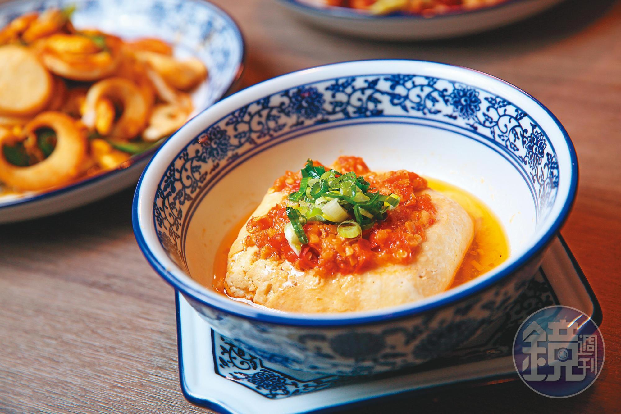 湘八老的剁椒臭豆腐，飽滿多汁、鹹香酸辣。（120元／份）