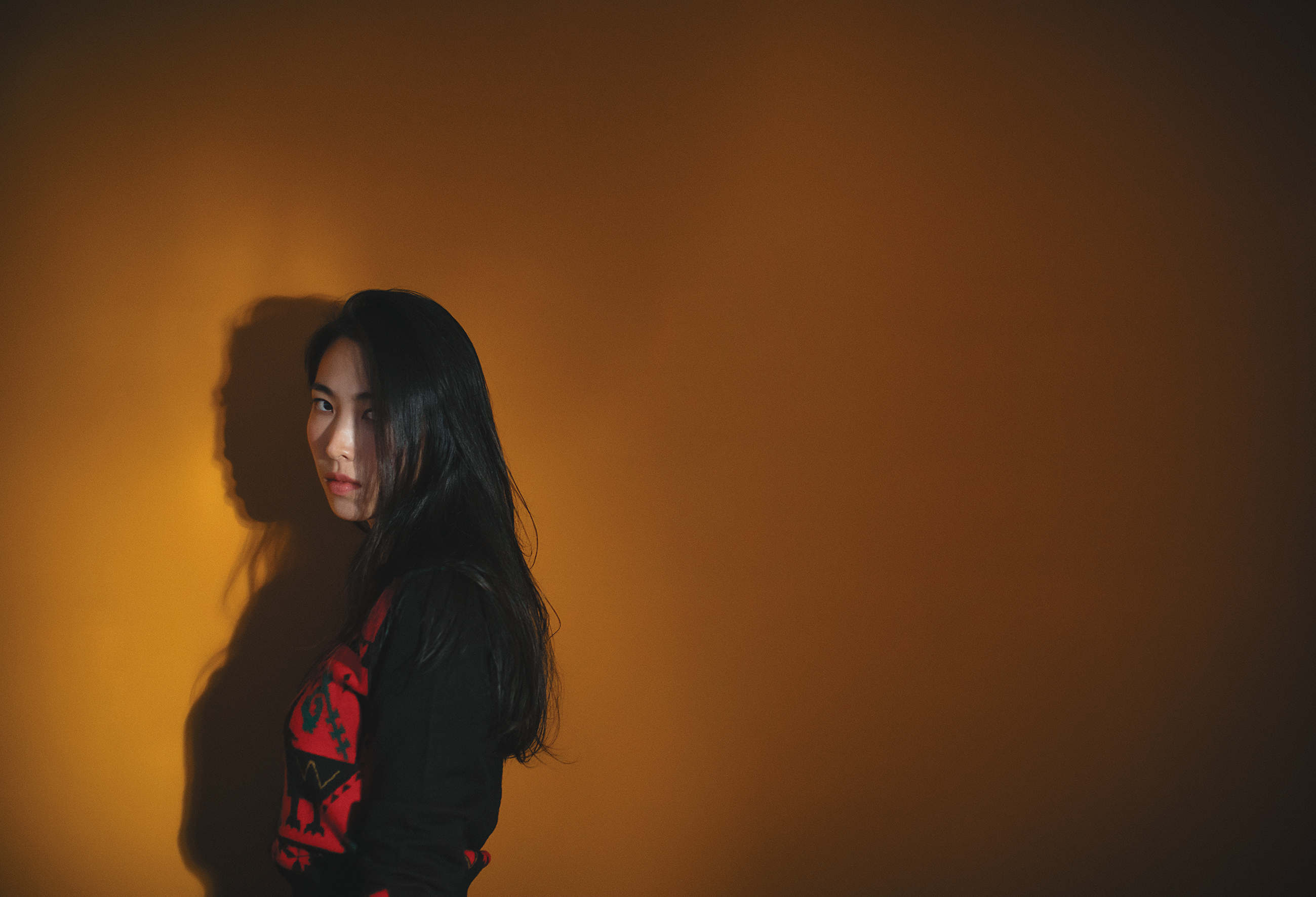 自己父母都是超倔強的人， 王若琳也遺傳到他們的性格， 在專輯創作裡演出最極致的自己。