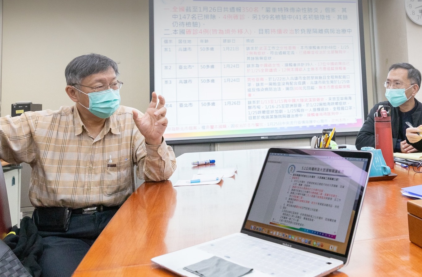 疫情不斷升溫，台北市長柯文哲也將口罩戴上，並呼籲大家「戴傳統眼鏡」防疫。（翻攝柯文哲臉書）