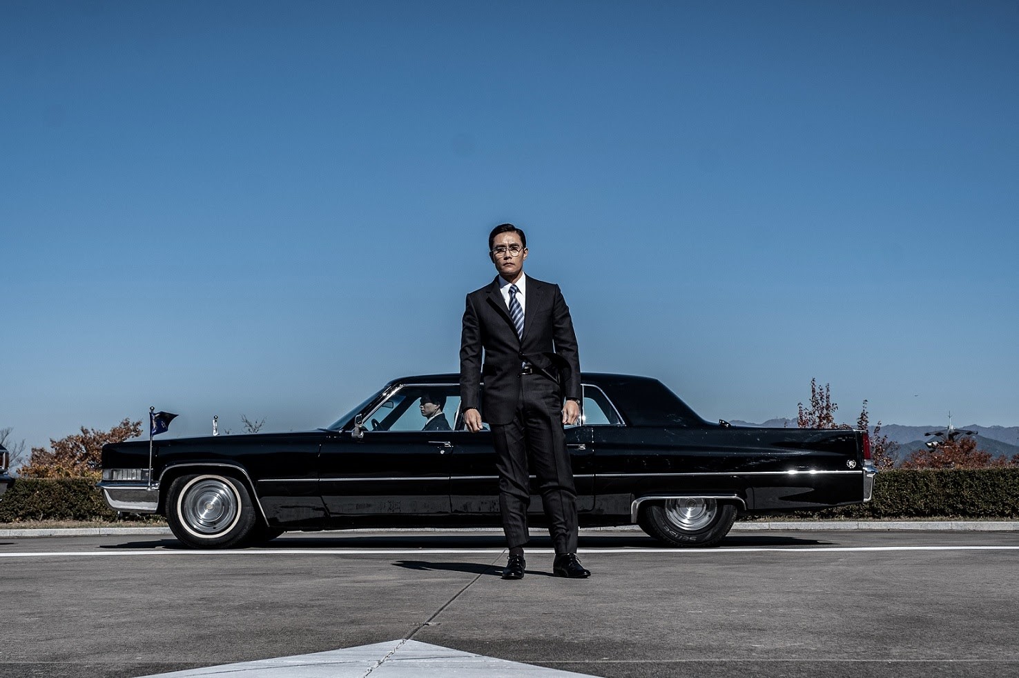 李炳憲在新片《南山的部長們》飾演中央情報部部長,為鑽研角色在事前也特地找了相關訪談做功課。(車庫娛樂提供)