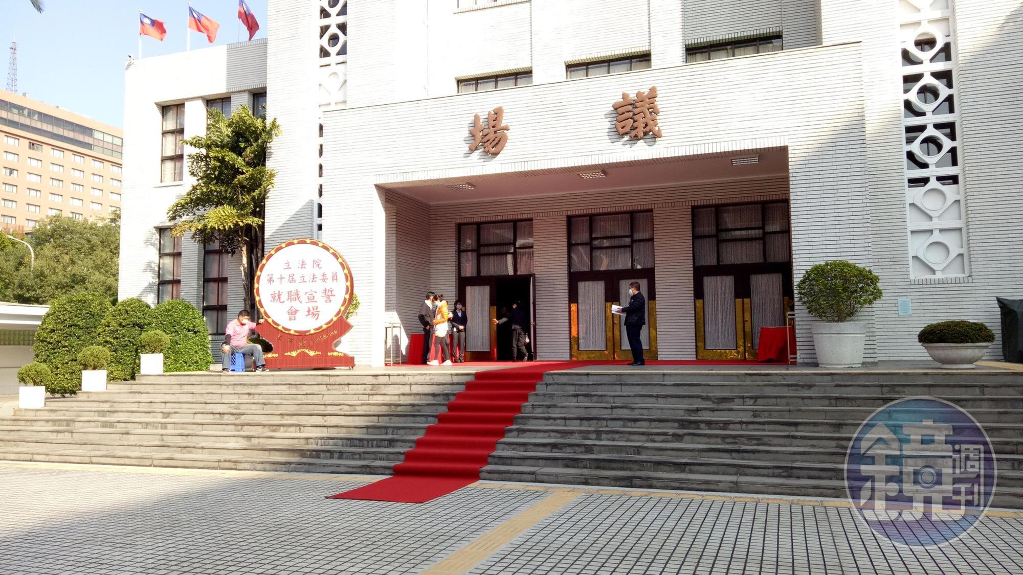 本週六新科立委報到就職,立法院議場前今已鋪設紅地毯。