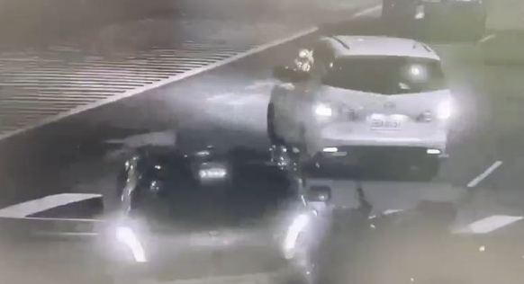轎車與直行機車發生撞擊,騎士送醫後傷重不治。(翻攝畫面)