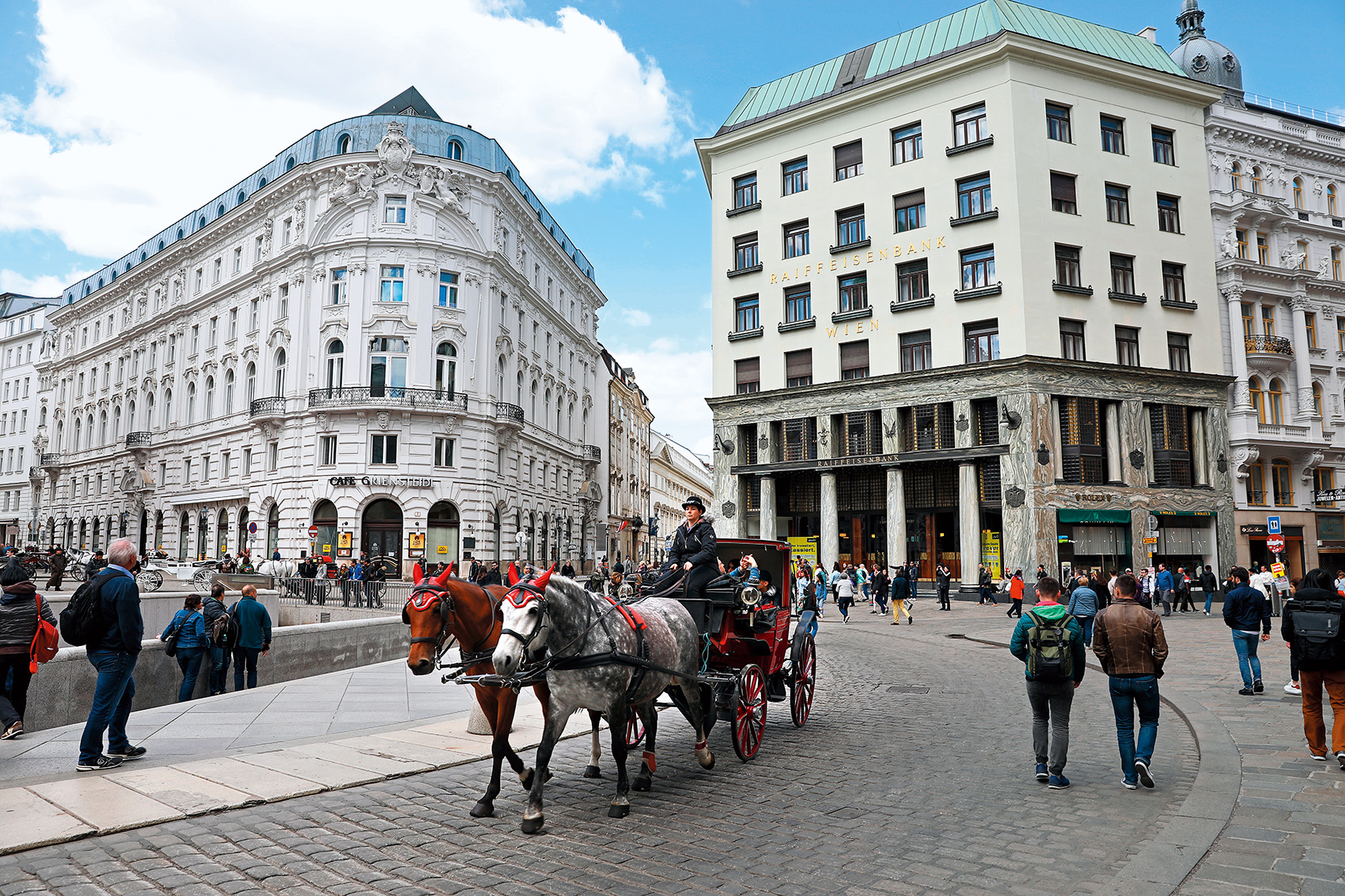 聖米歇爾廣場是維也納重要地標之一，也是遊客進入舊霍夫堡的入口處。 