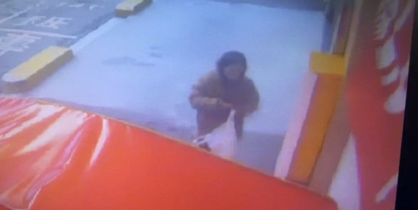 基隆2名婦人搶購販賣機口罩，目睹的民眾憤而向院方抗議。（翻攝畫面）