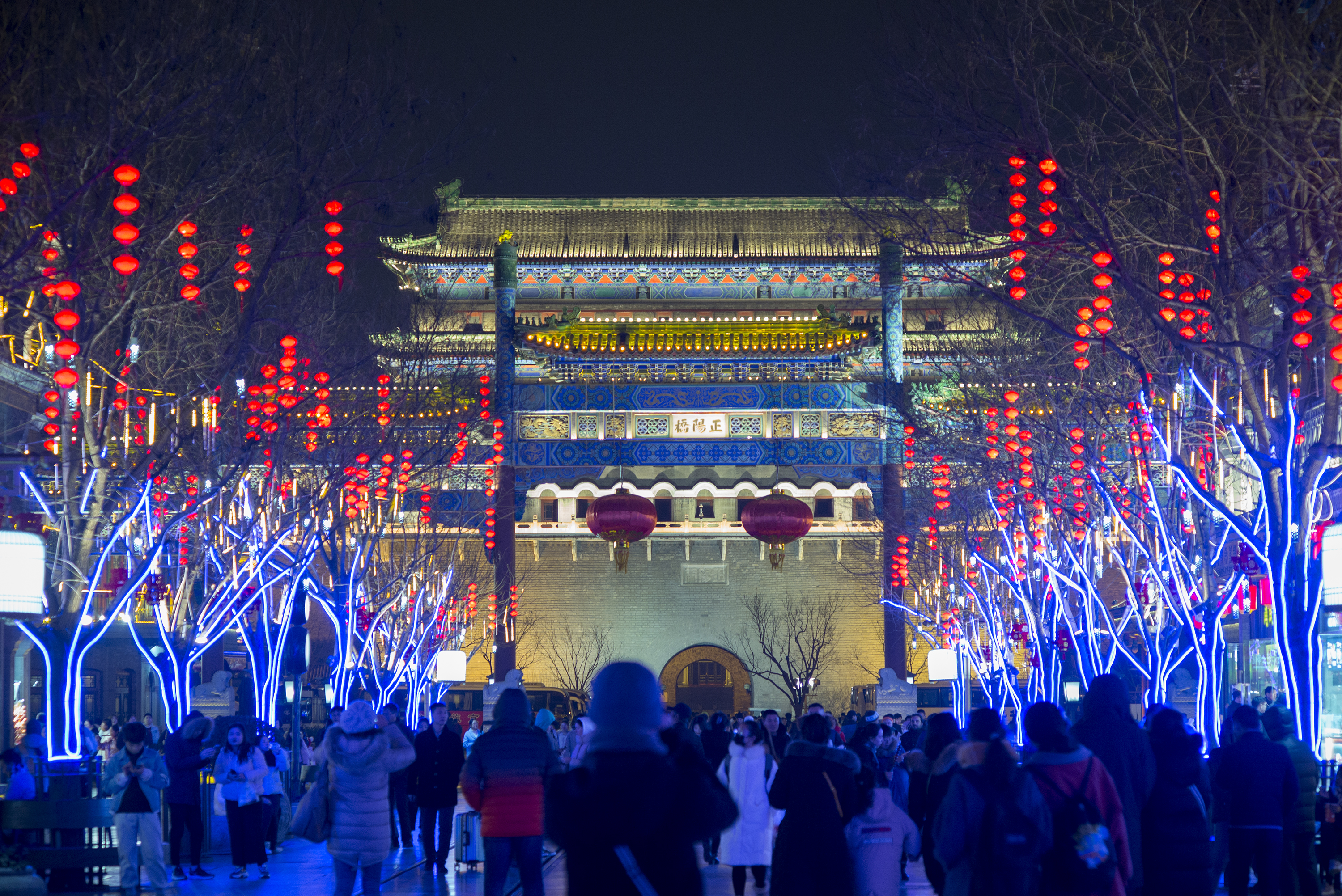 農曆新年期間，北京前門大街彩燈高掛。（東方IC）