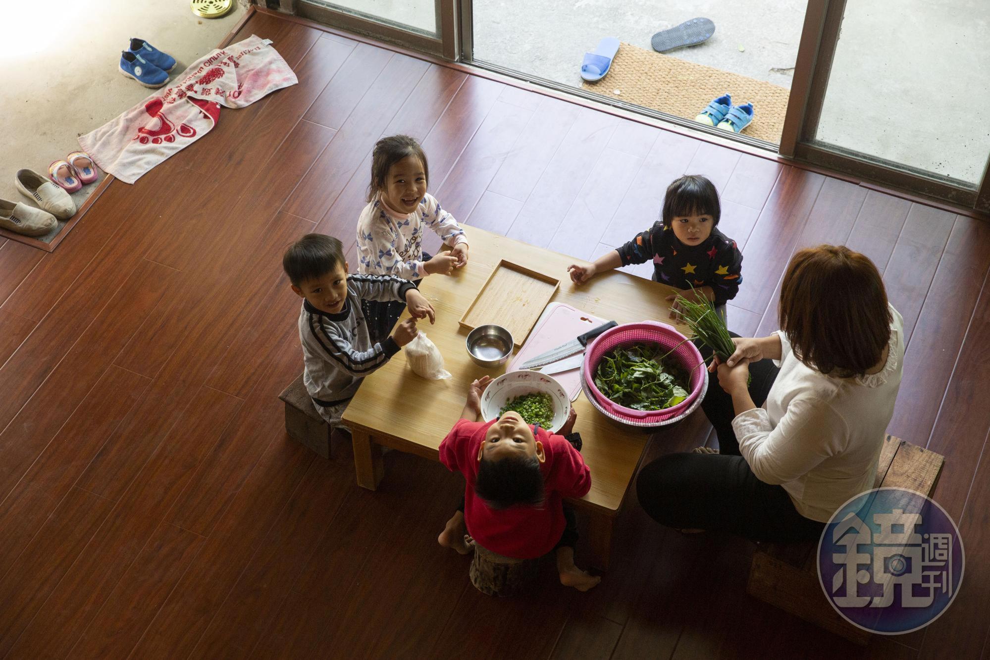 每週安排廚藝課、美術課、部落散步課，一進入教室，每個人都要講全母語。