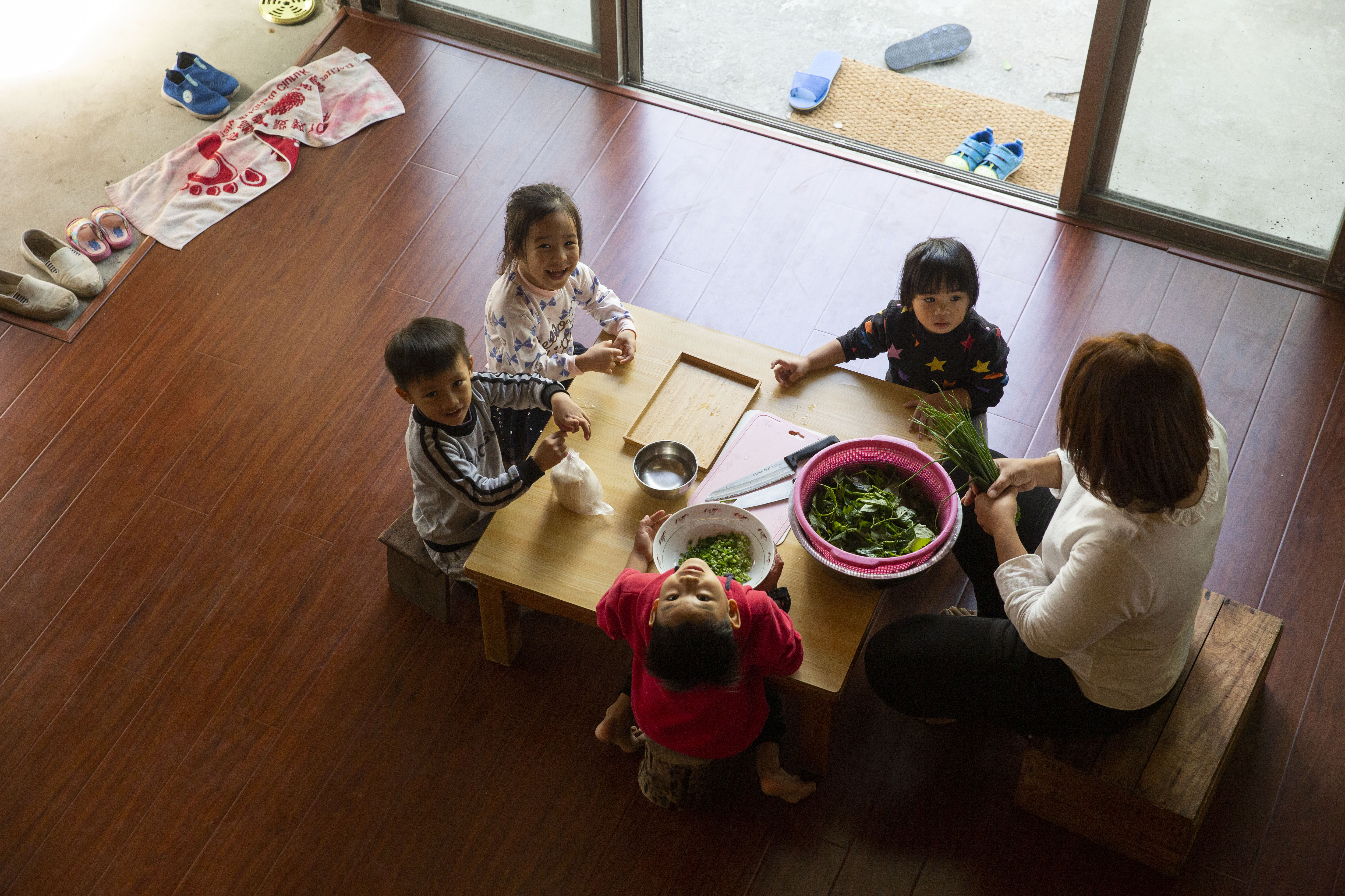 每週安排廚藝課、美術課、部落散步課,一進入教室,每個人都要講全母語。