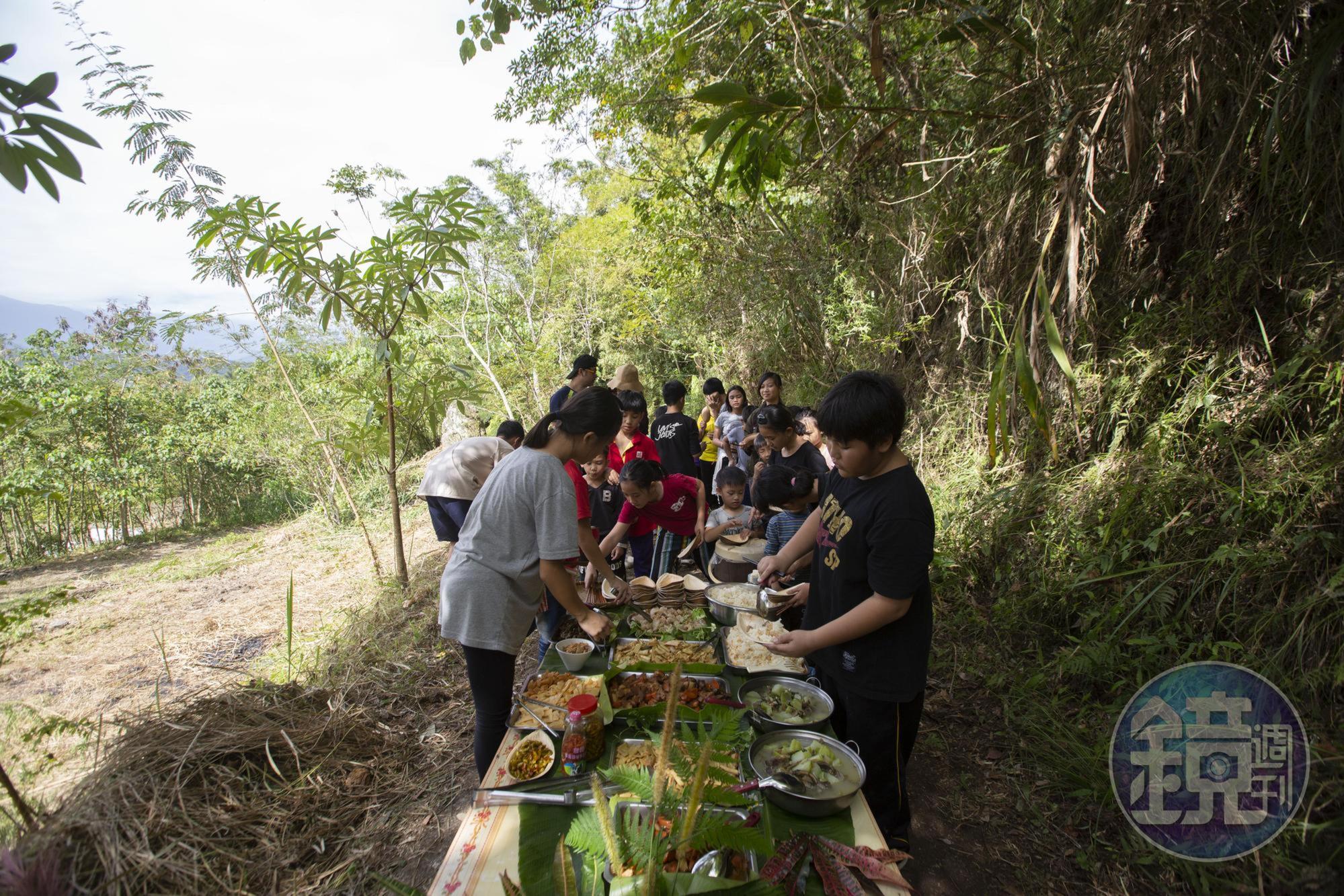 部落裡的家長、耆老一起幫忙整地蓋教室,中午一同用餐,滿心期盼教育帶來的改變。