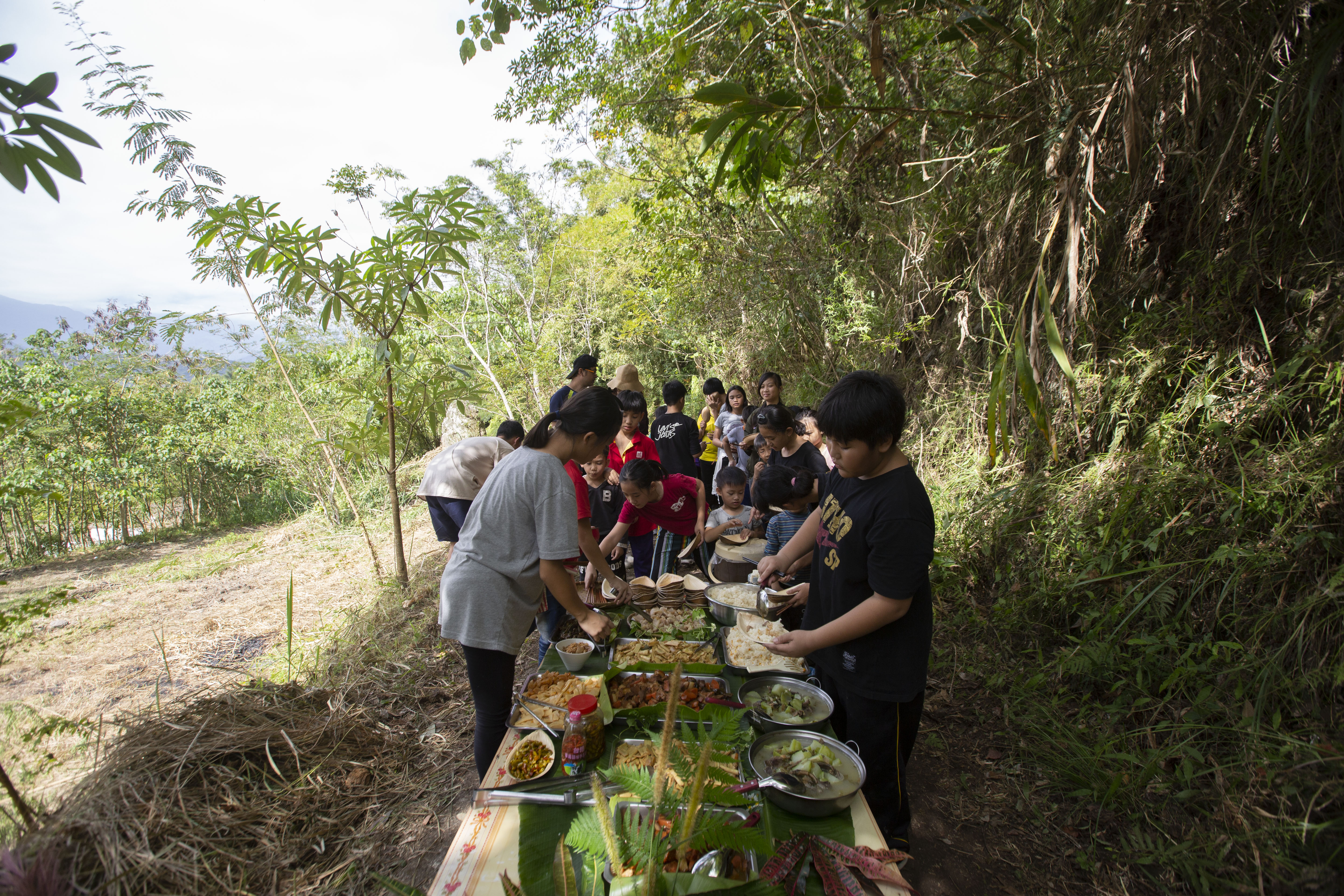 部落裡的家長、耆老一起幫忙整地蓋教室,中午一同用餐,滿心期盼教育帶來的改變。