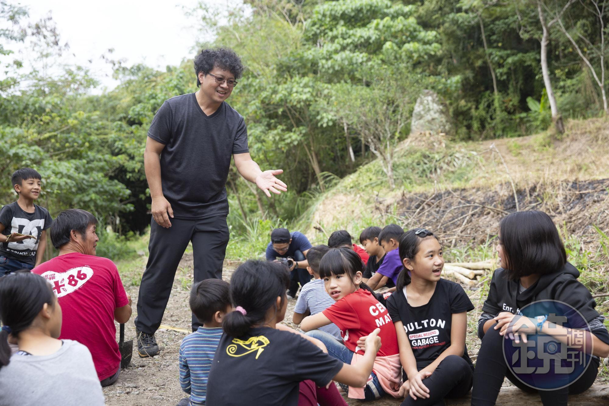 如今中生代原住民多已不會說流利母語，國家語言法保障原住民語言保存發展，族人也投入挽救族語。