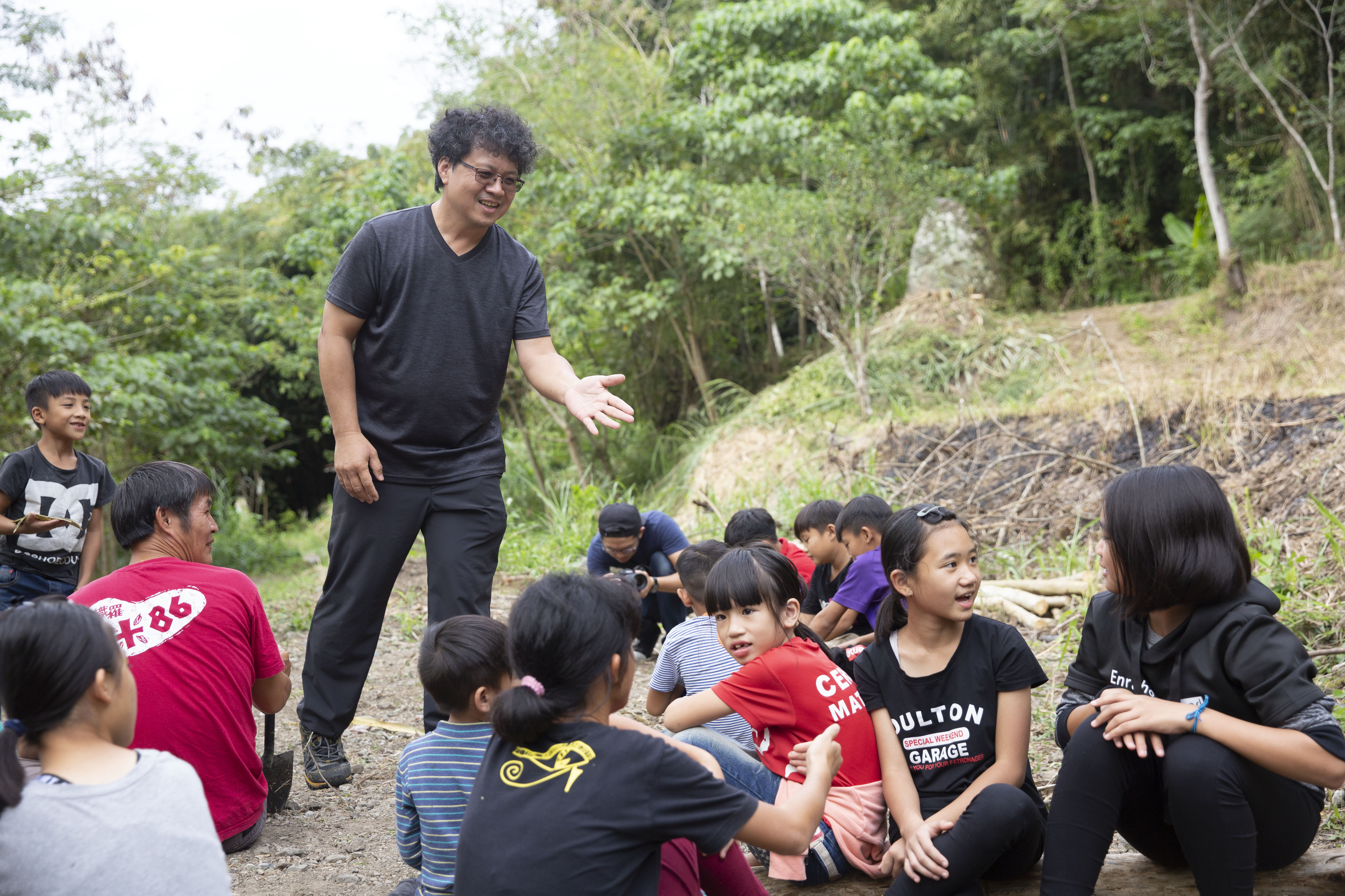 如今中生代原住民多已不會說流利母語，國家語言法保障原住民語言保存發展，族人也投入挽救族語。