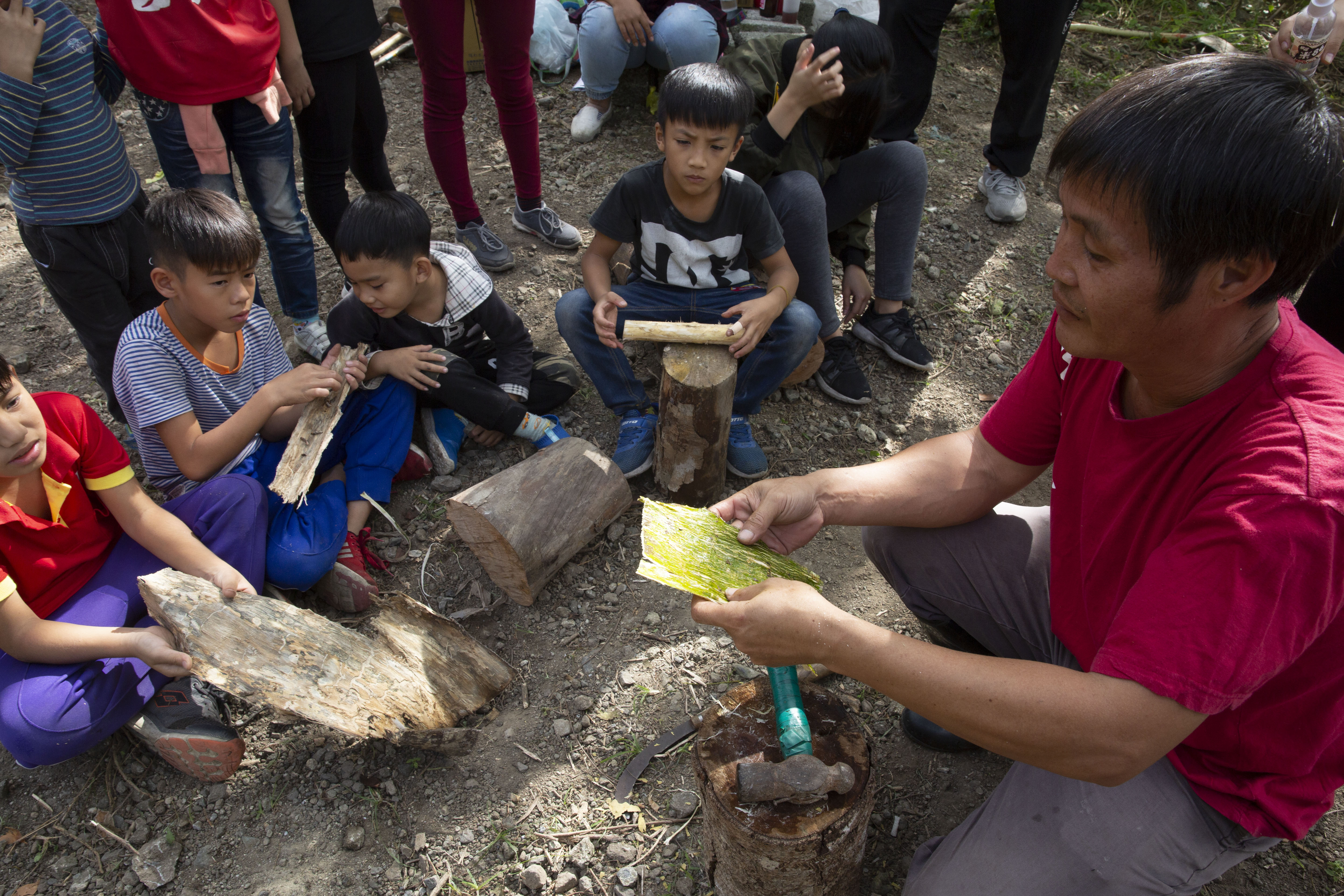 透過族語教育，部落新生代可以從老人家身上學習自己的文化。