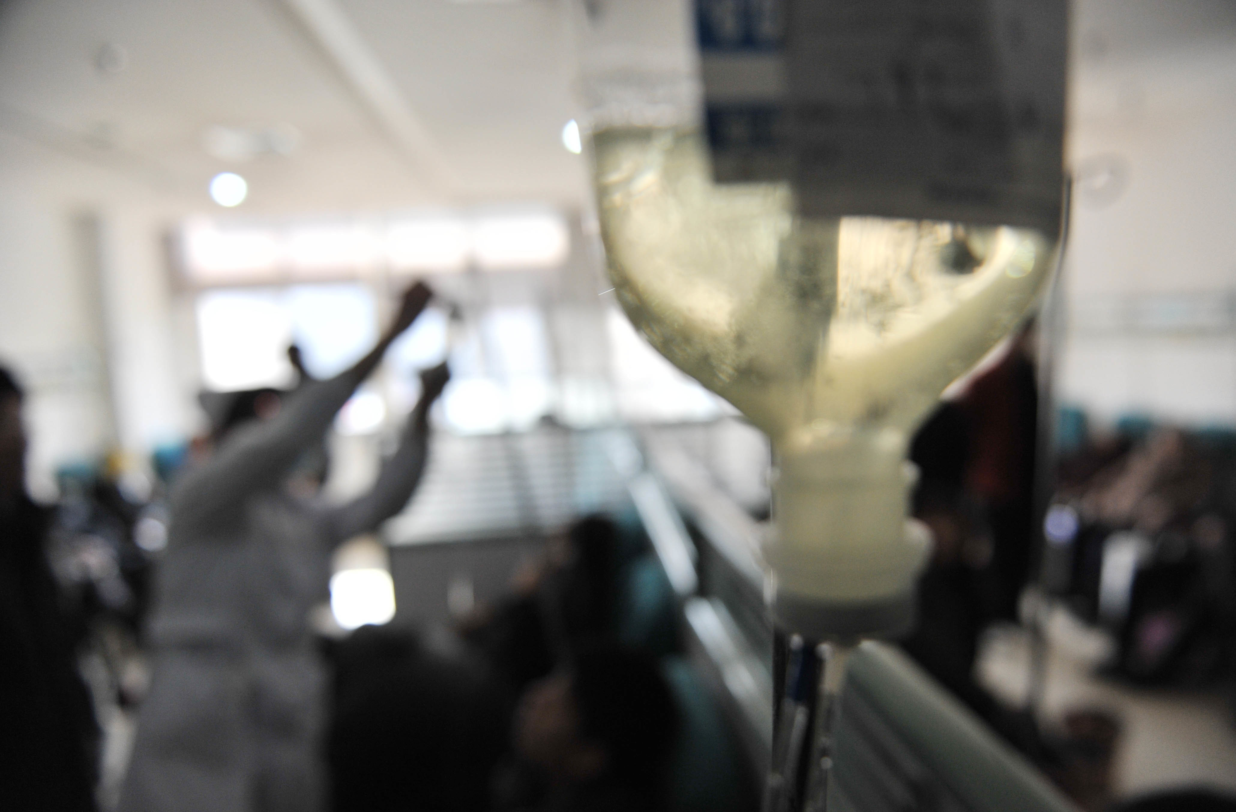 資料畫面，中國揚州一家醫院裡的點滴注射室。（東方IC）