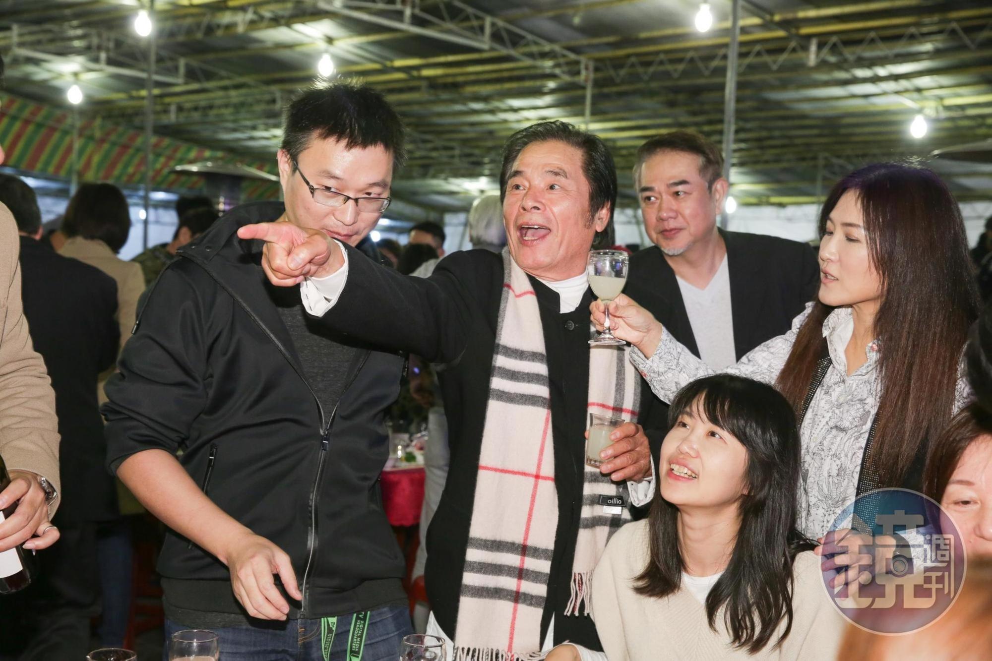雷洪（中）雖然高齡72歲，但身心狀態不差。