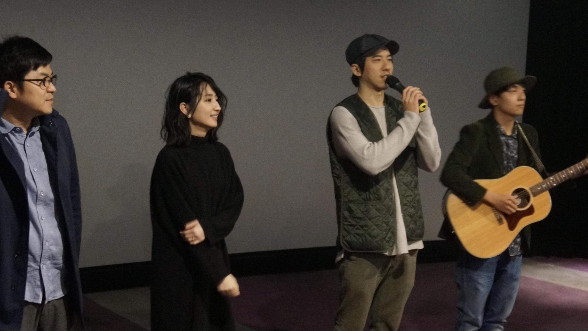 謝博安(右至左)、傅孟柏、柯佳嬿,以及導演安竹間為答謝粉絲,舉辦《你的情歌》粉絲見面會。(甲上提供)