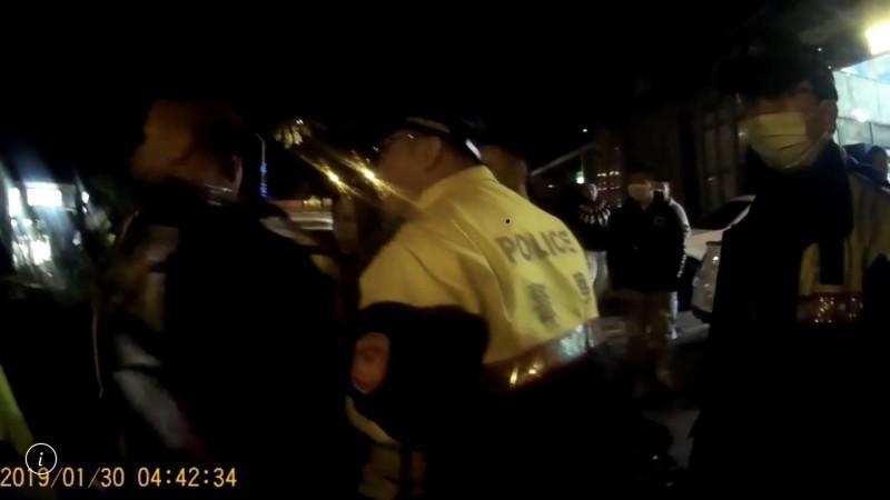 北屯區一間KTV外凌晨發生砸車事件，警方迅速馳赴現場強力壓制。（讀者提供）