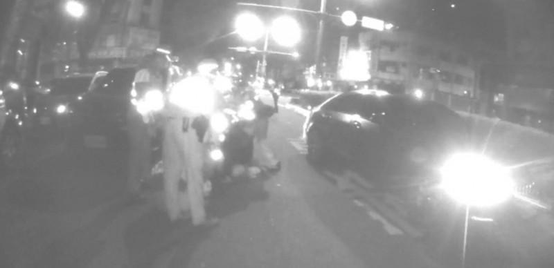 現場劍拔弩張，警方拔槍戒備。（讀者提供）