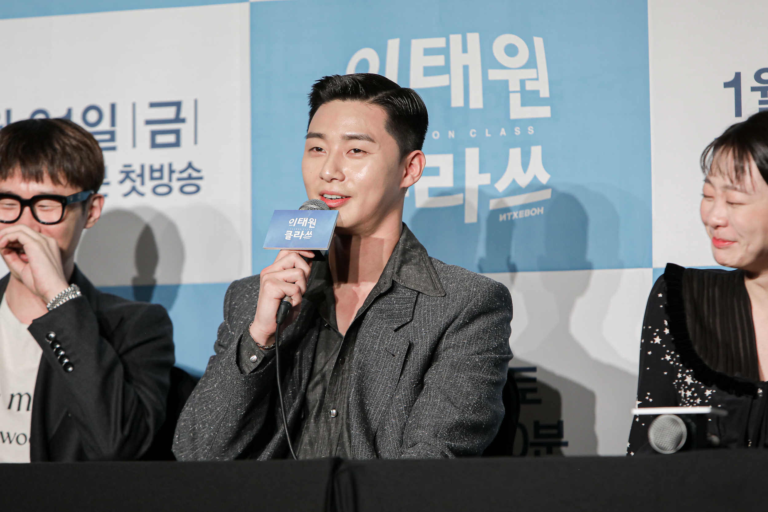 朴敘俊笑說為了《梨泰院Class》記者會，刻意將頭髮往上吹。（Netflix提供）