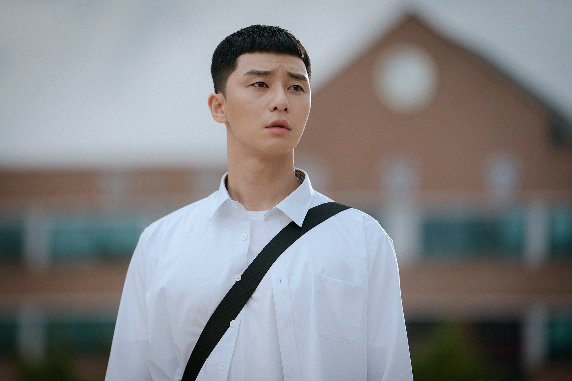 朴敘俊為《梨泰院Class》重披高中校服，幽默地說自己外表跟高中生相去不遠。（Netflix提供）