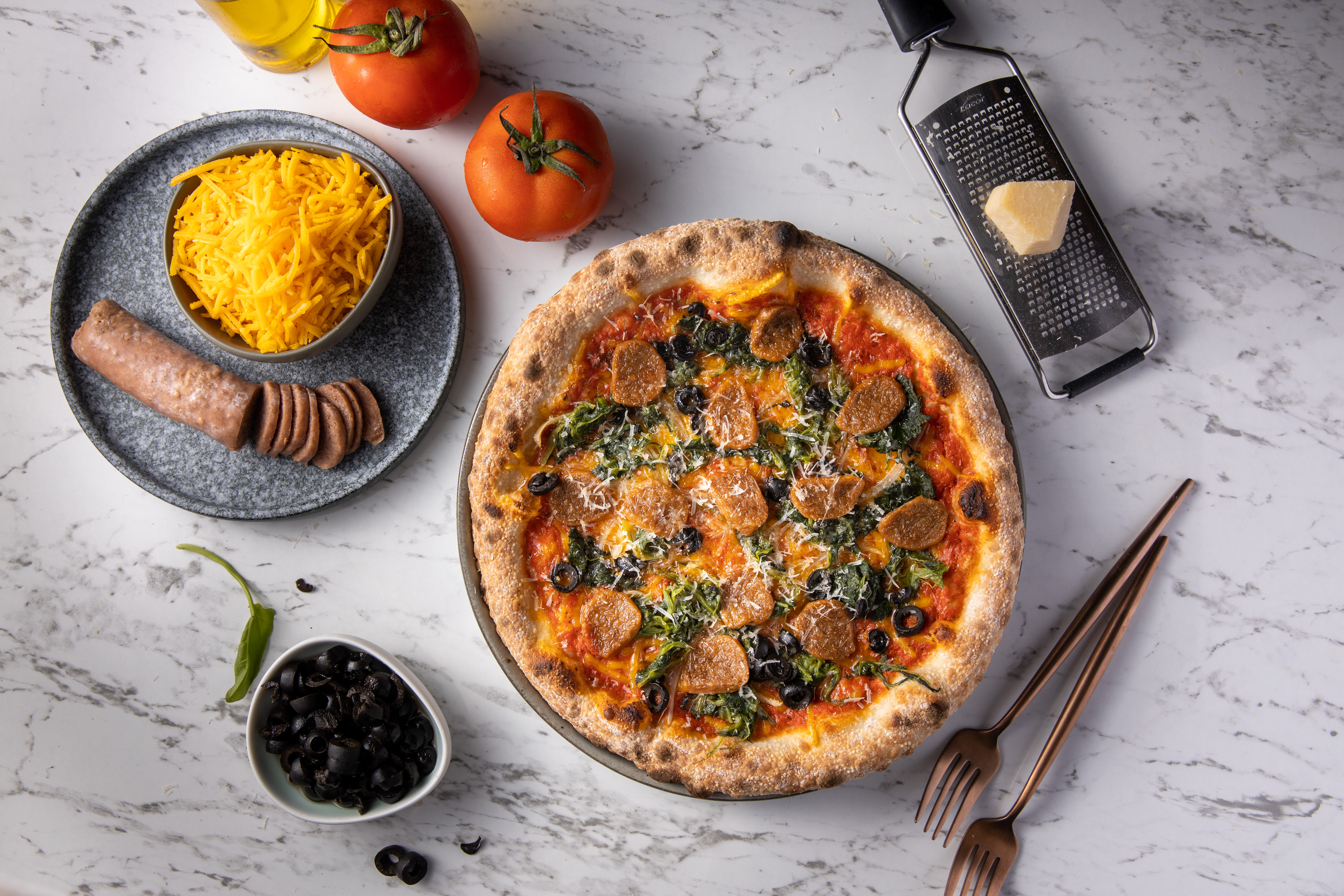 「未來肉腸、黑橄欖、菠菜、洋蔥」外型、風味與葷肉腸披薩相差無幾。（420元／份）