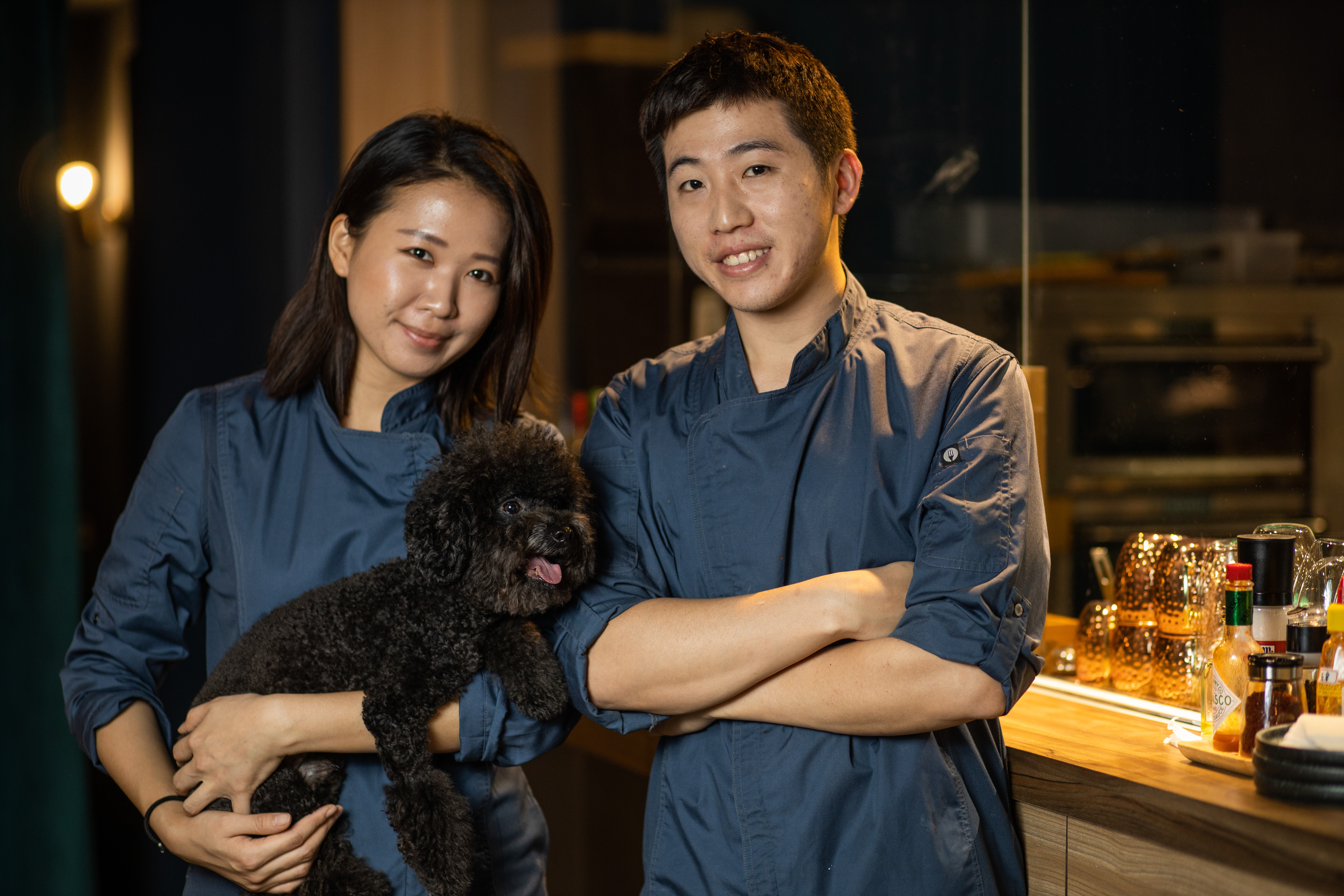 老闆李沛潔（左）、吳榮峰（右）因愛護動物成為Vegan一族，研發讓葷食者也能大快朵頤的時髦蔬食料理。