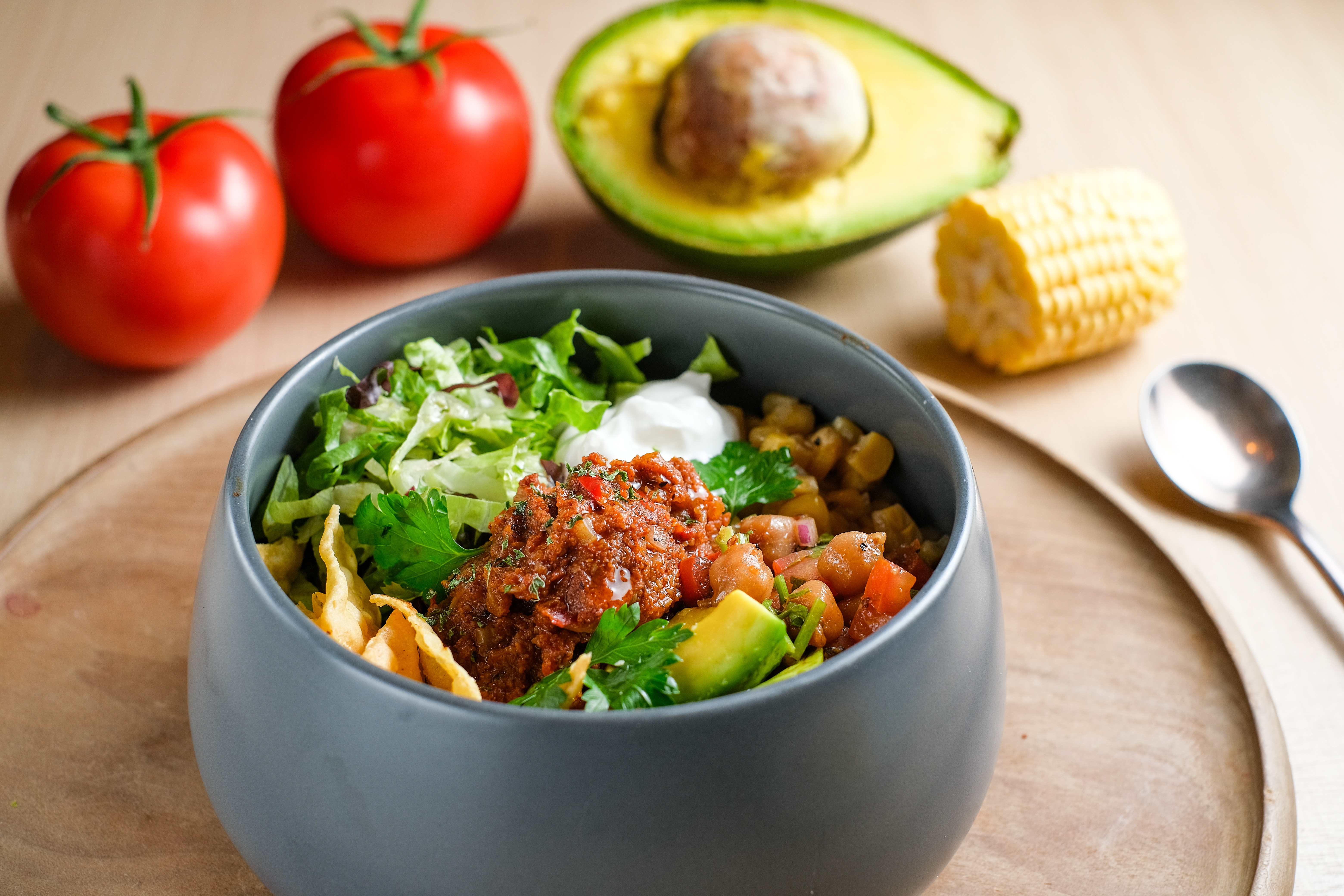 佛陀碗「德墨酪梨番茄」匯集酪梨、鷹嘴豆、玉米等各式食材，結合亞洲人的主食米飯，墨西哥醬提出亮點風味。（380元／份）