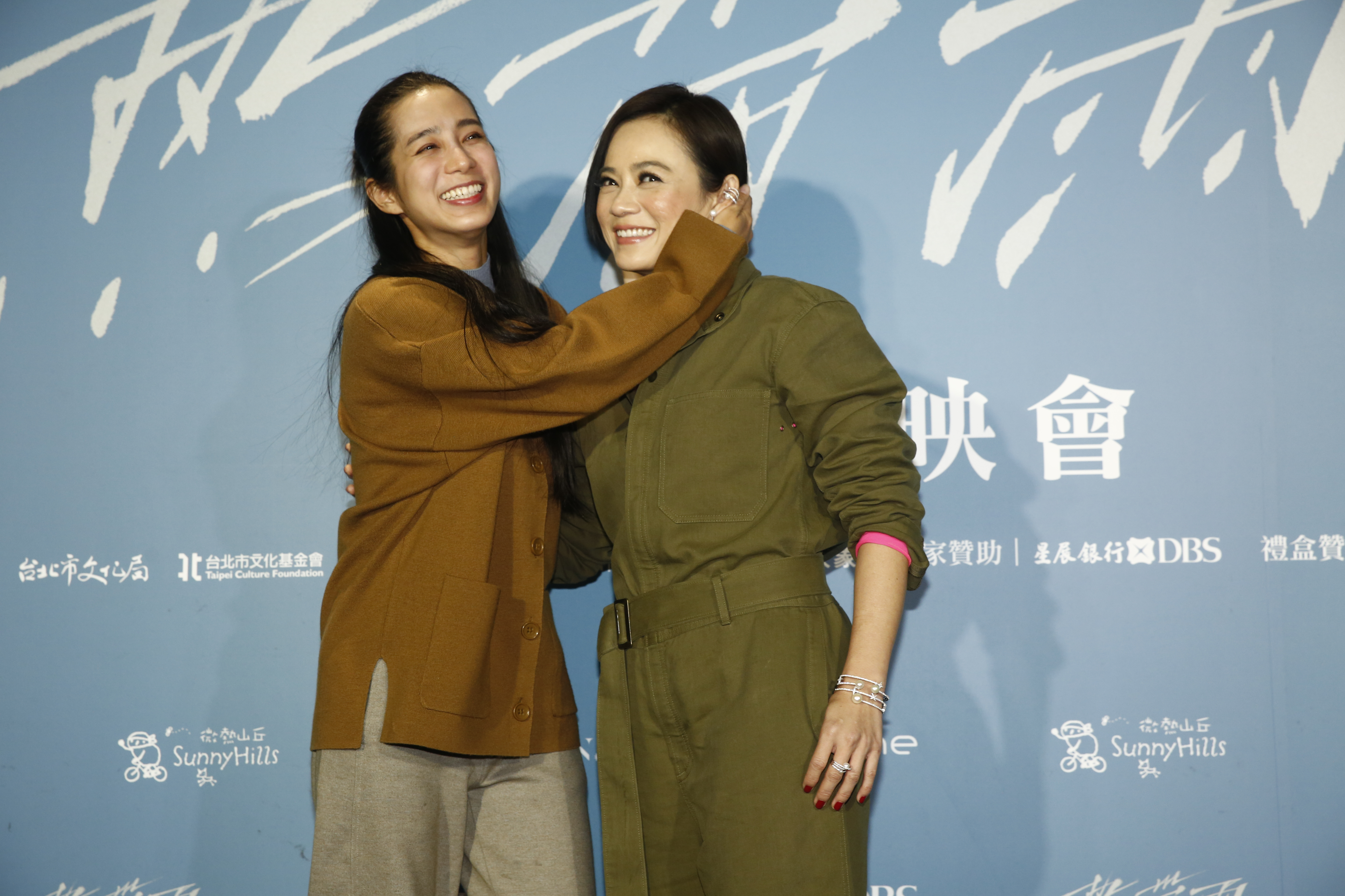 楊雁雁在《第九分局》扮演大魔王，而温貞菱卻是要除掉她的「降魔戰警」，兩人卻建立起好交情，温貞菱也特地來為《熱帶雨》站台。