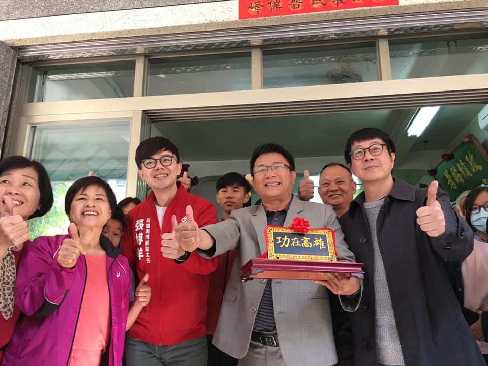 Wecare高雄發起人尹立昨（30日）巡迴罷韓團體議員連署點，頒發「功在高雄」牌匾。（翻攝自Wecare高雄臉書）