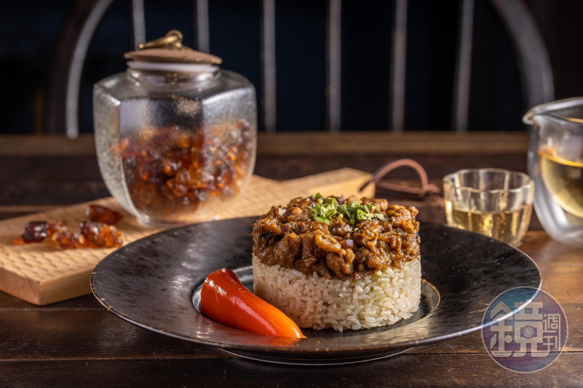 「老醬桃膠君侯飯＋貴妃烏龍茶」經反覆研發試做，食感近似滷肉飯，糙米與配料的比例拿捏地恰到好處。（單點260元／份，套餐380元／份，含兩種小菜及手工點心）